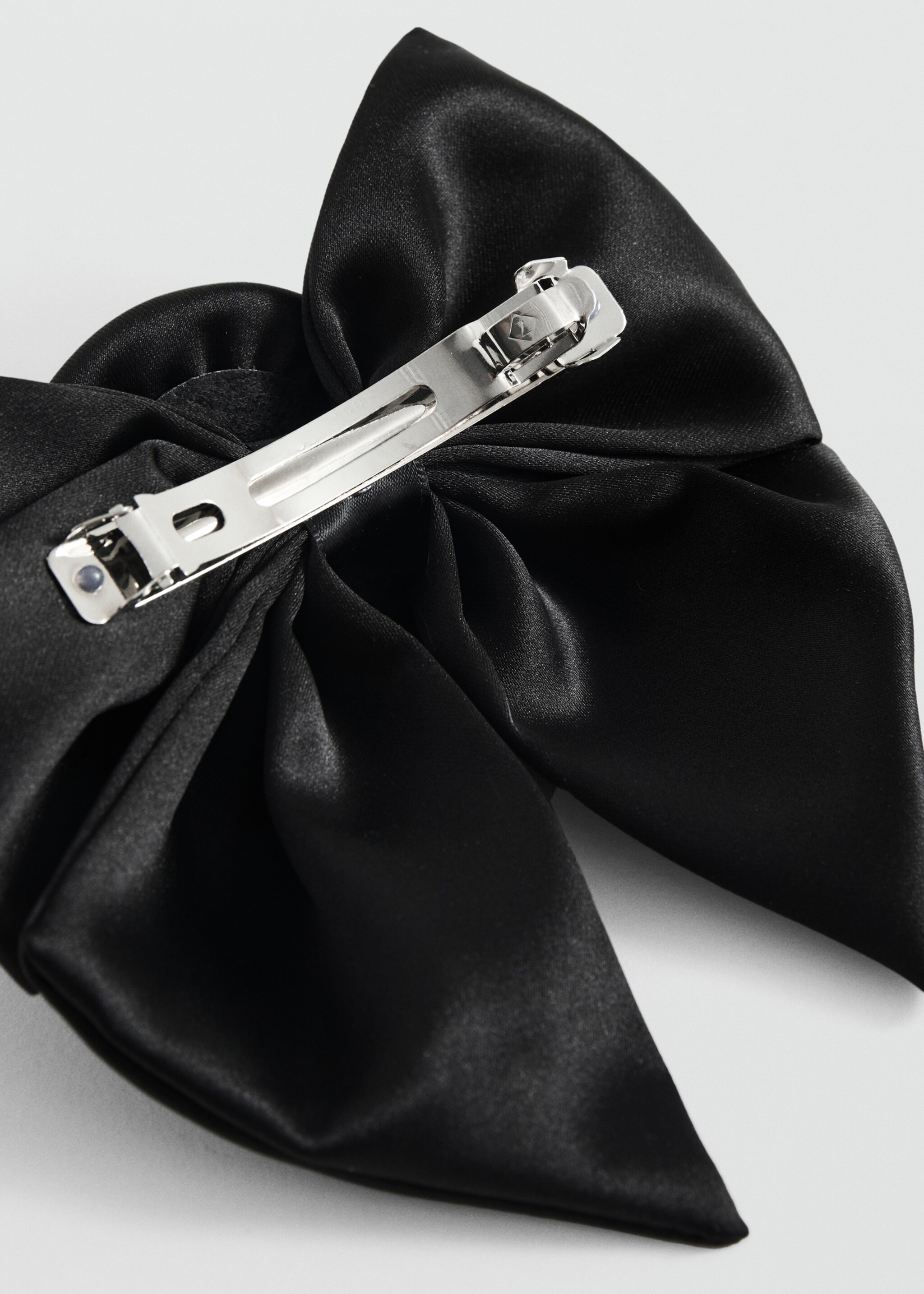Flower detail bow barrette - Medium plane, Black. Ref: 87040303-00.