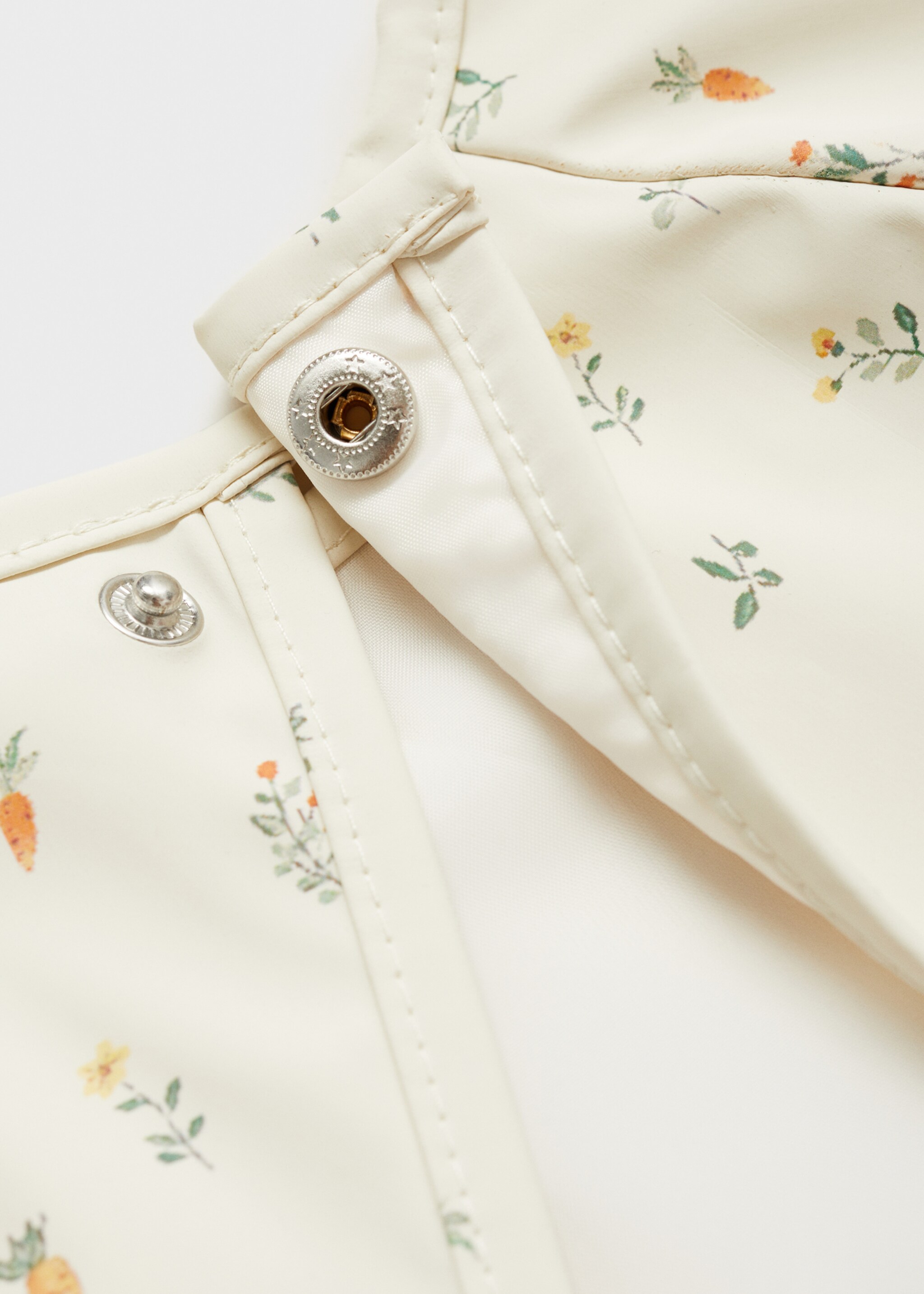 Printed bib - Details of the article 1, Off White. Ref: 87040311-00.