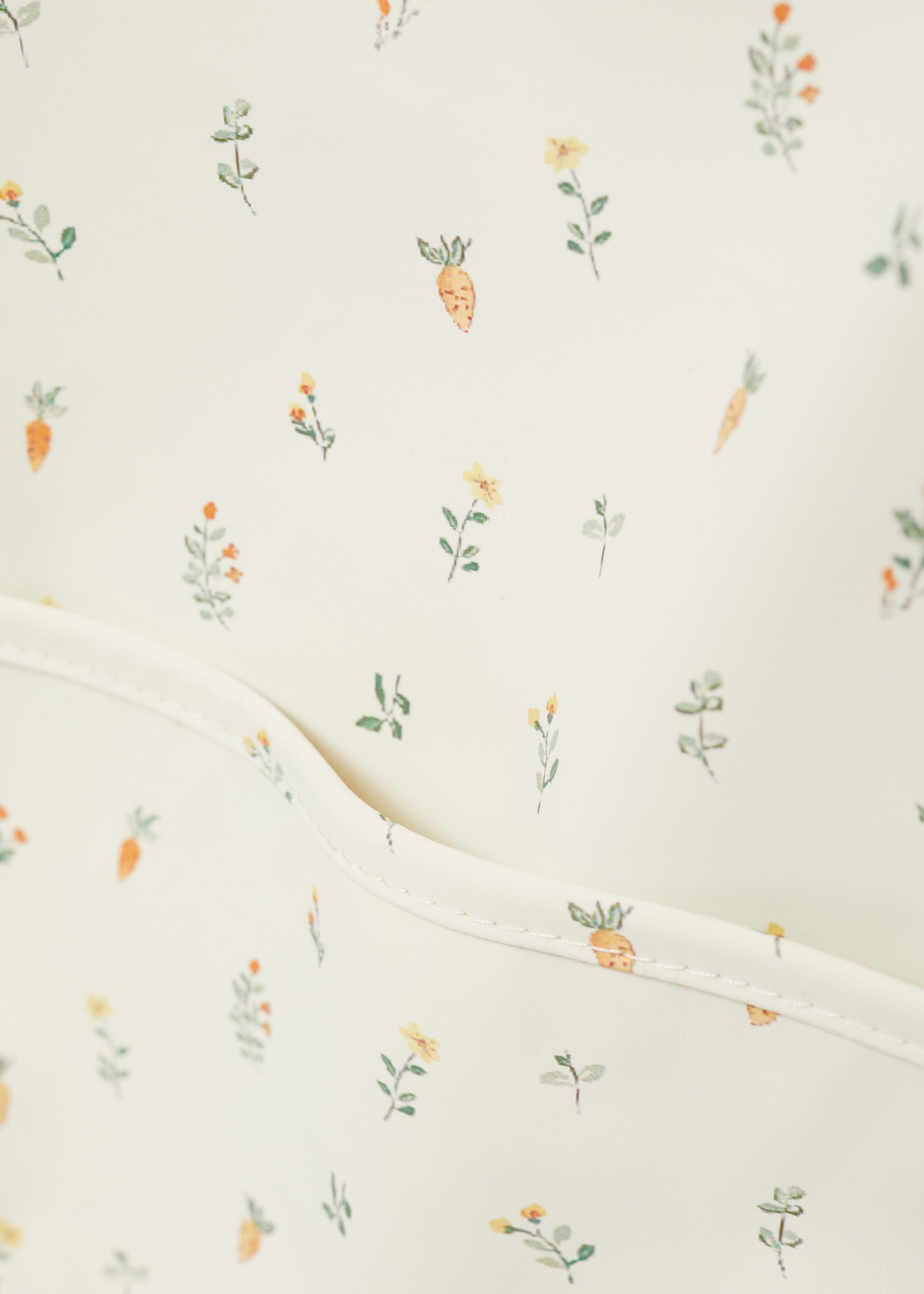 Printed bib - Details of the article 2, Off White. Ref: 87040311-00.