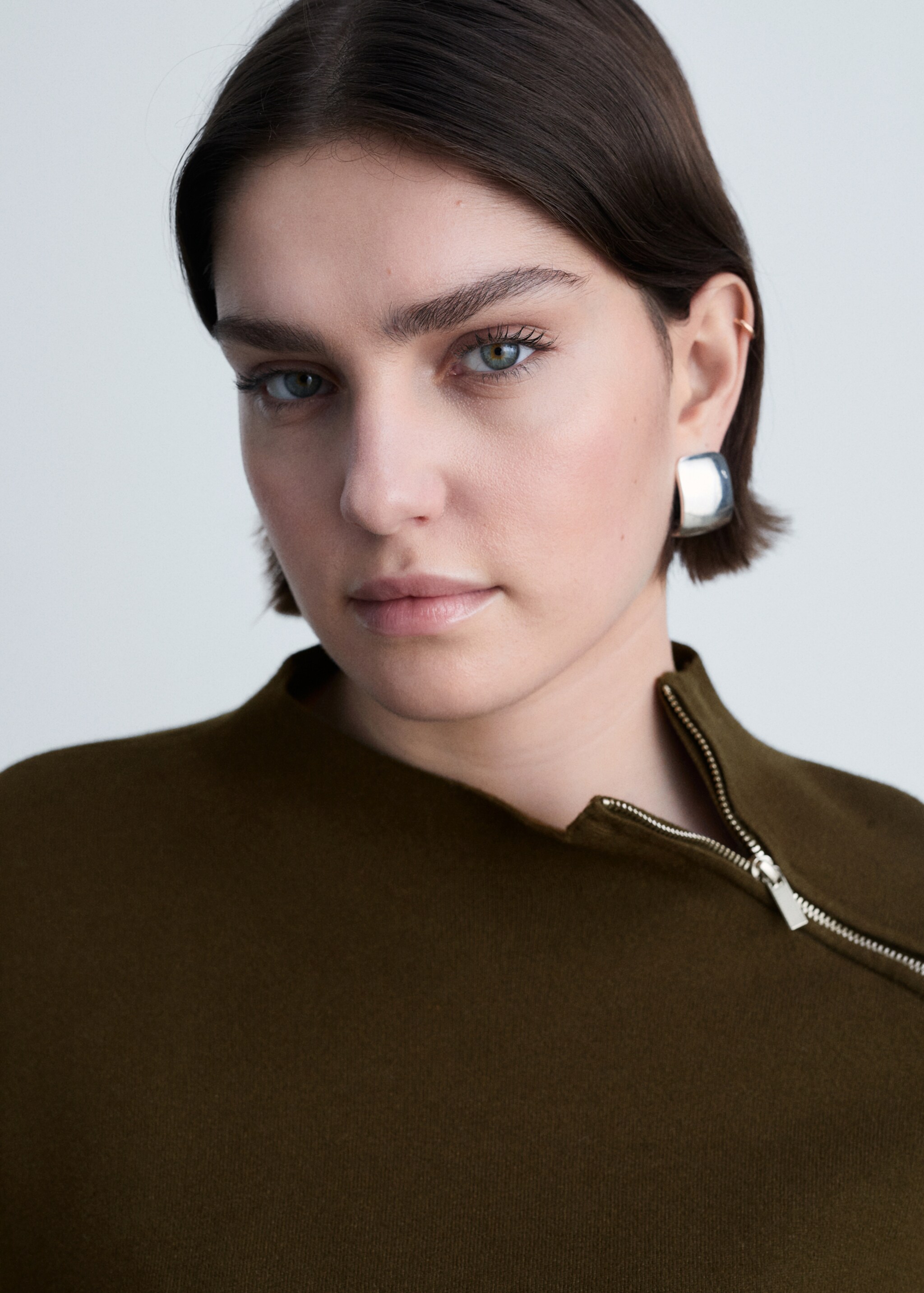 Πουλόβερ ψηλός γιακάς φερμουάρ - Λεπτομέρεια του προϊόντος 4, Χακί. Ref: 87040352-00.