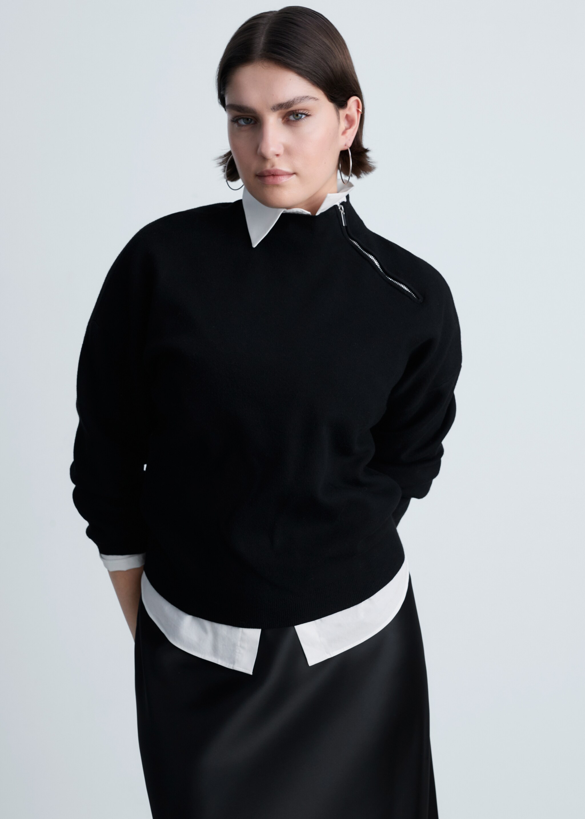 Perkins-neck sweater with zip - Details of the article 5, Black. Ref: 87040352-00.