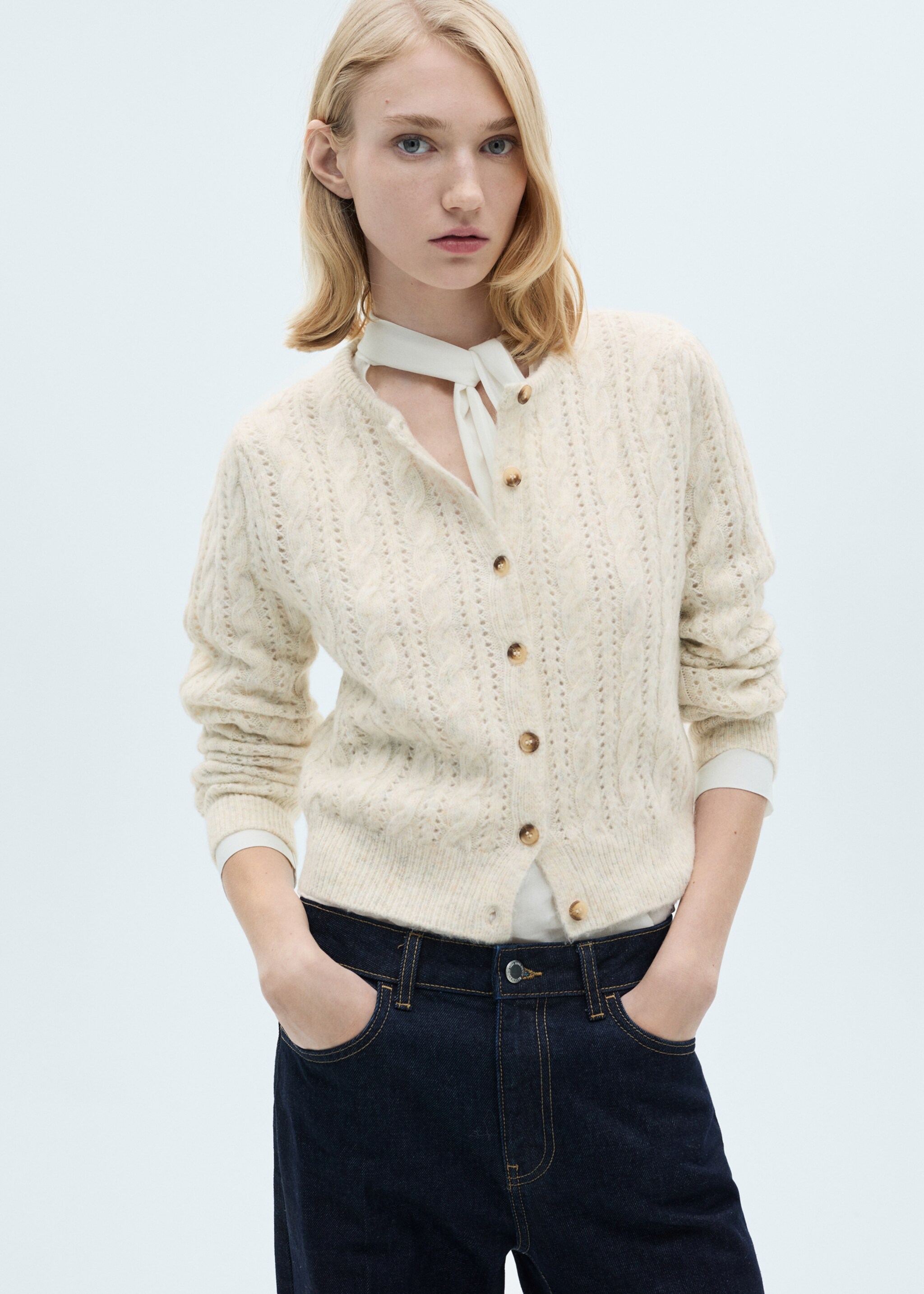 Cárdigan trenzado detalles calados - Plano medio, Crudo. Ref: 87040353-00.