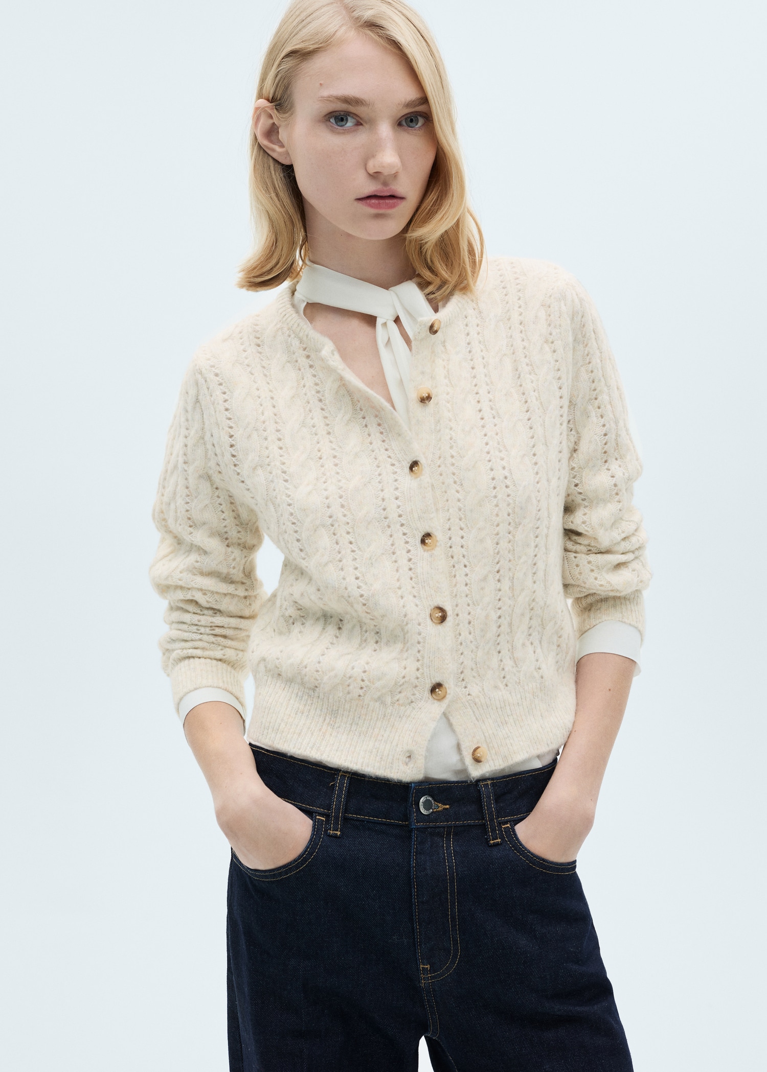 Cárdigan trenzado detalles calados - Plano medio