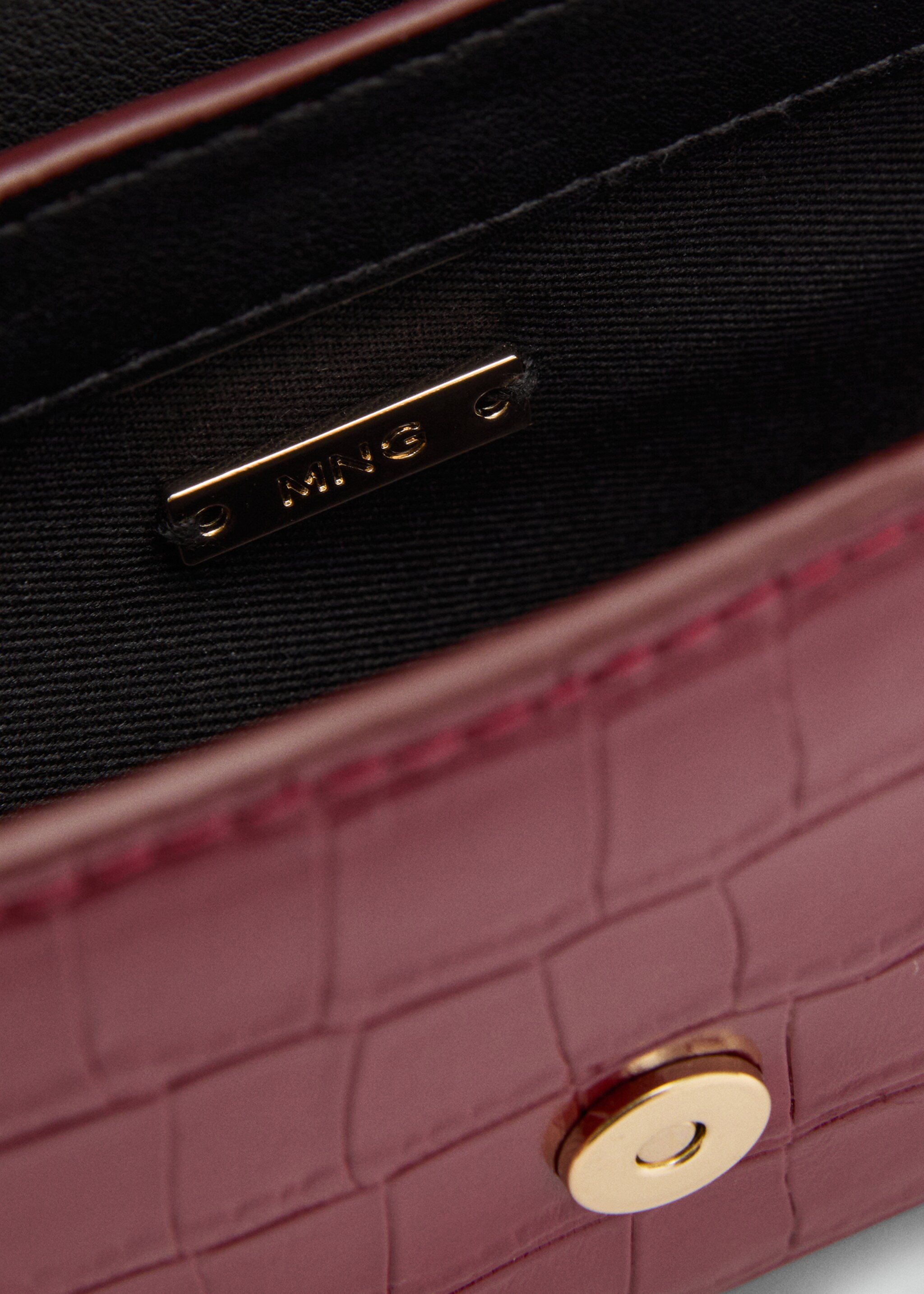 Croc-effect flap bag - Details of the article 2, Cherry. Ref: 87040420-00.