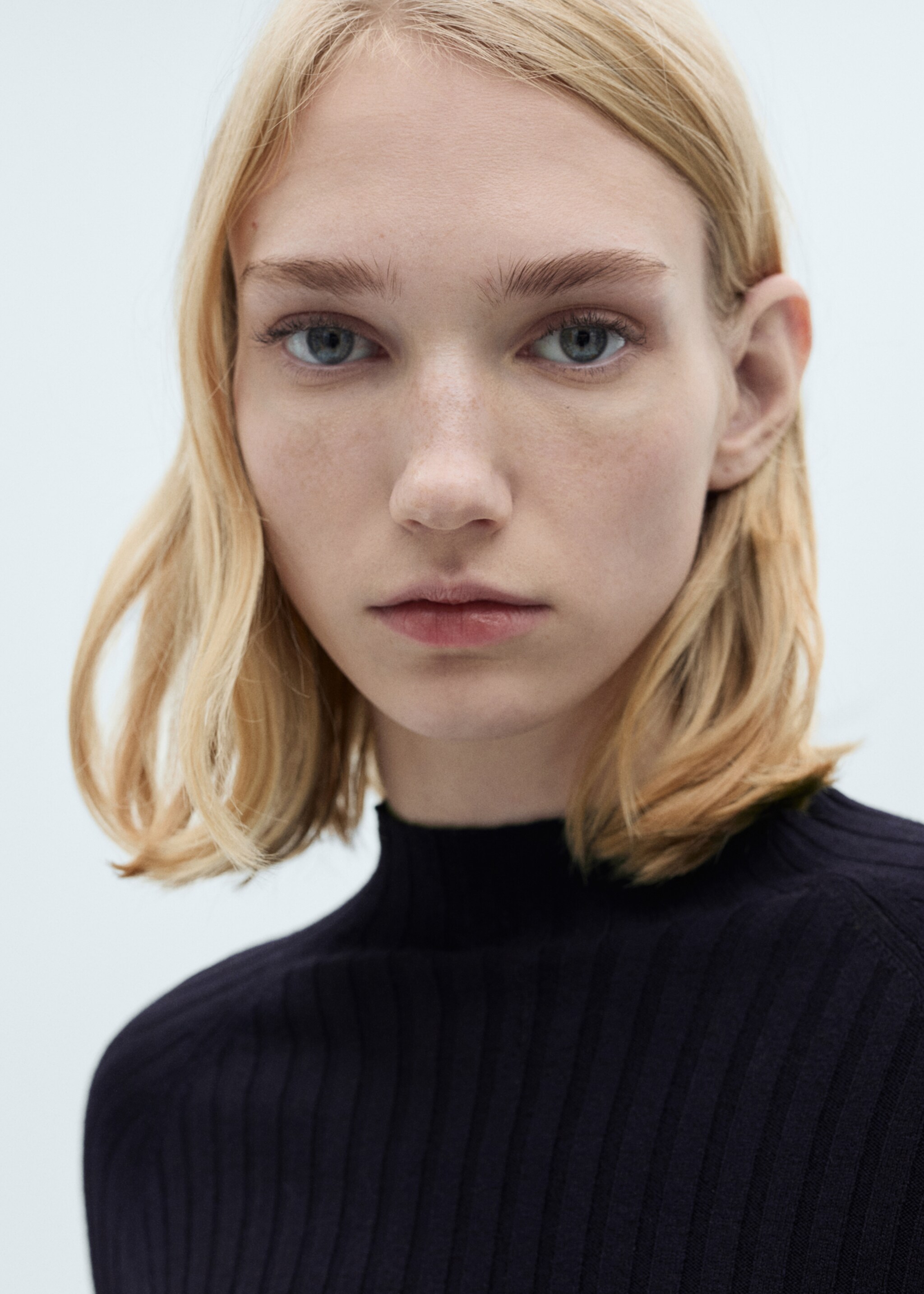 Pull-over côtelé col montant - Détail de l'article 1, Bleu marine foncé. Ref: 87040425-00.