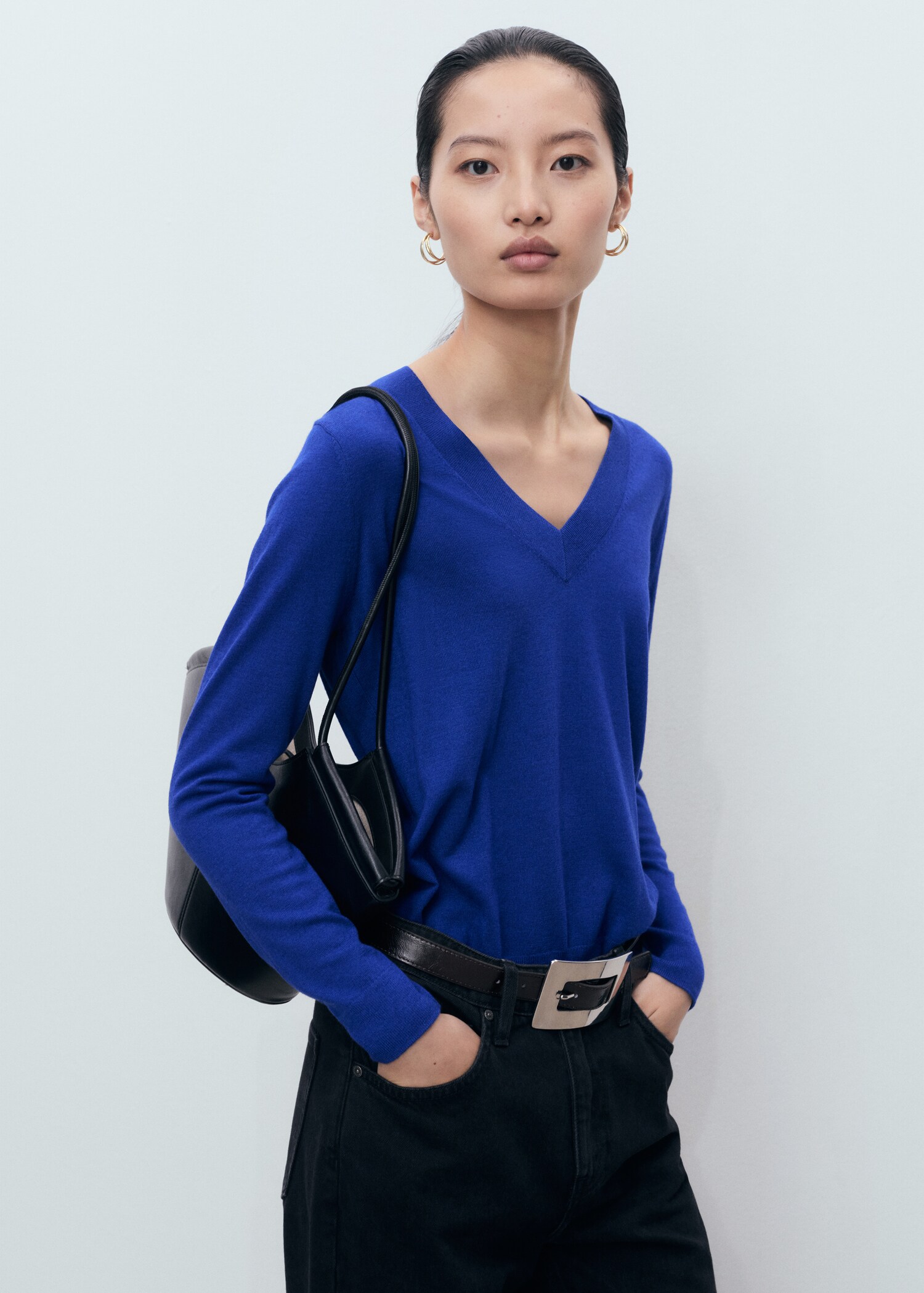 V-neck knit sweater - Medium plane