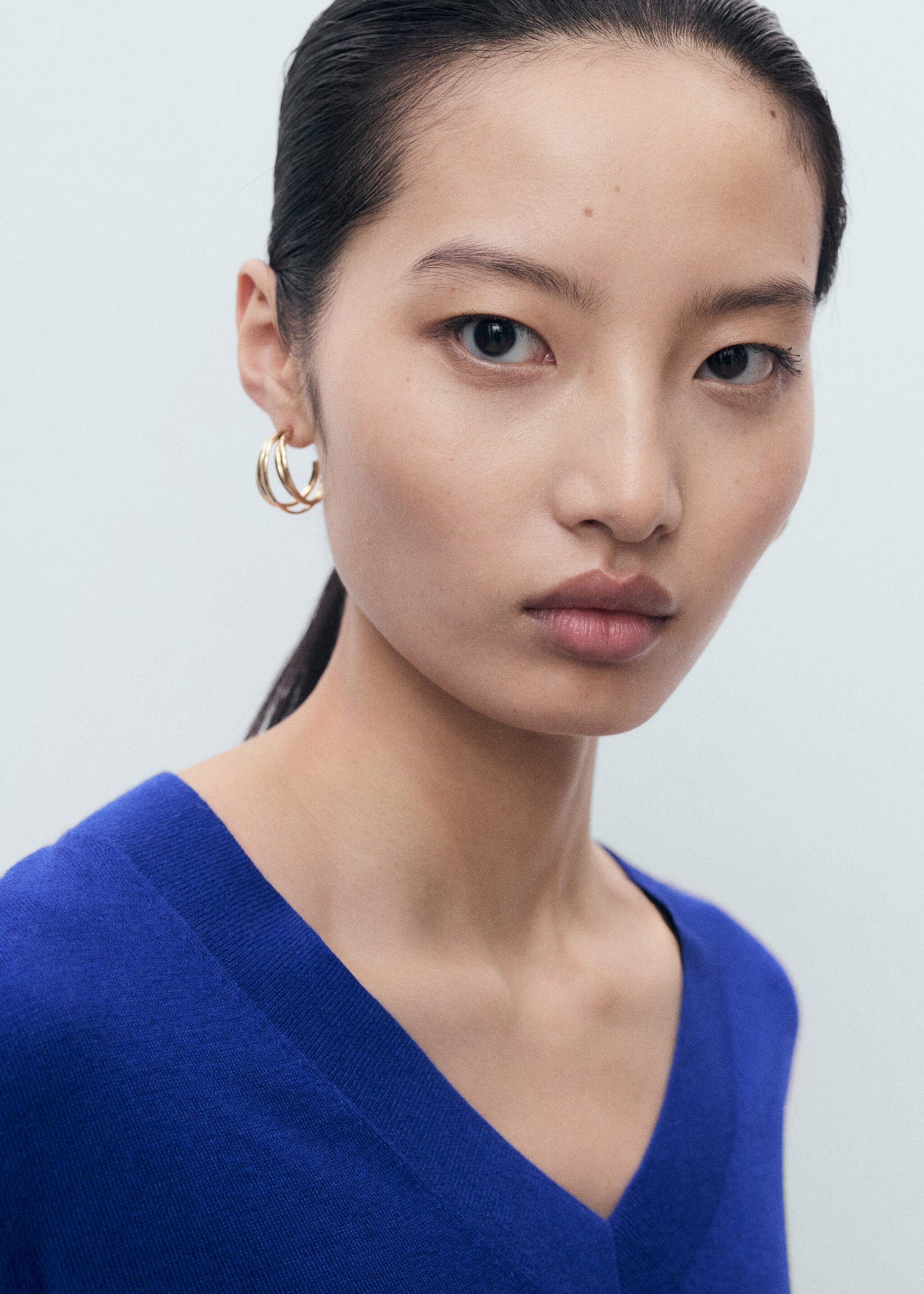 V-neck knit sweater - Details of the article 2, Vibrant blue. Ref: 87040433-00.