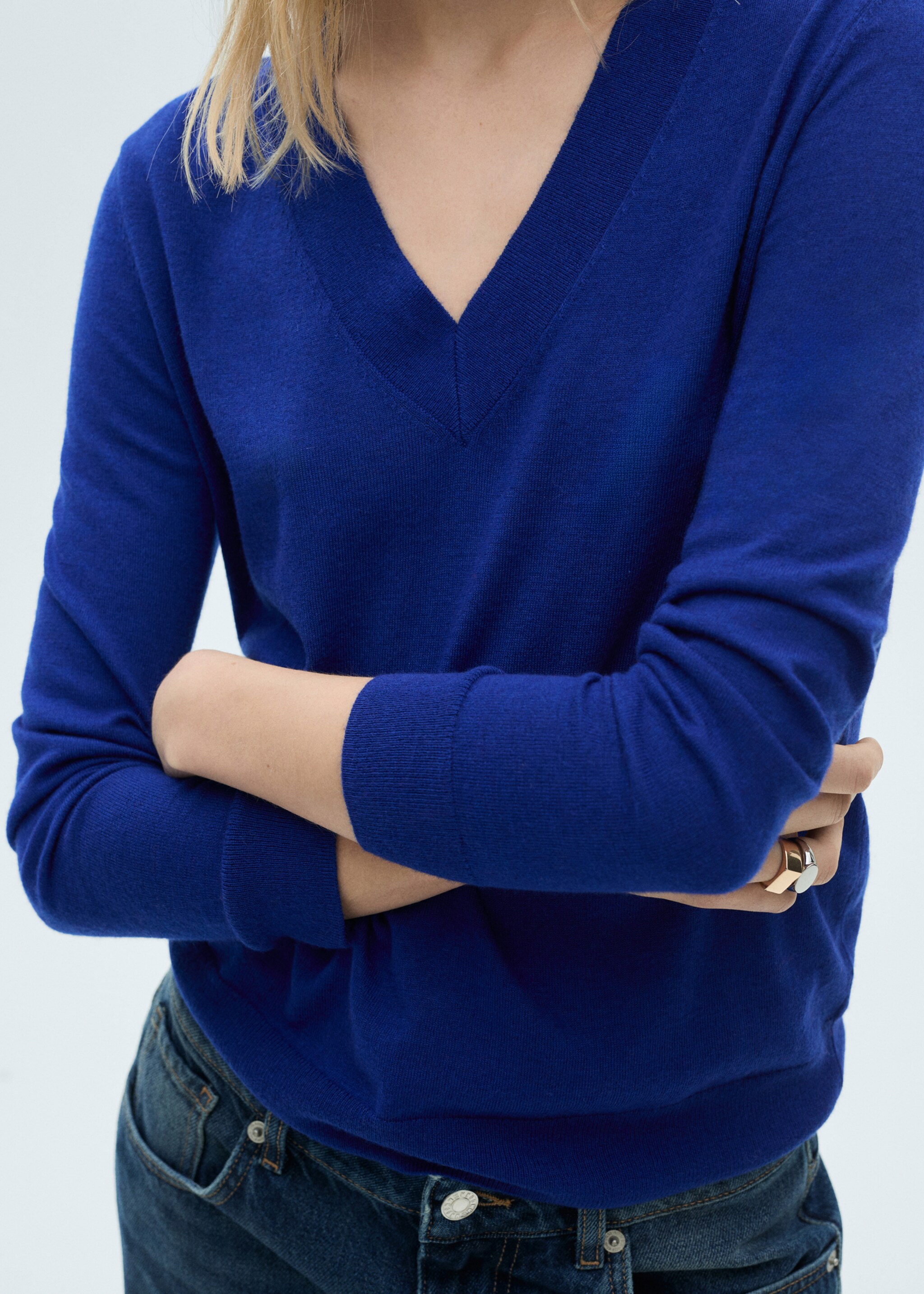 V-neck knit sweater - Details of the article 6, Vibrant blue. Ref: 87040433-00.