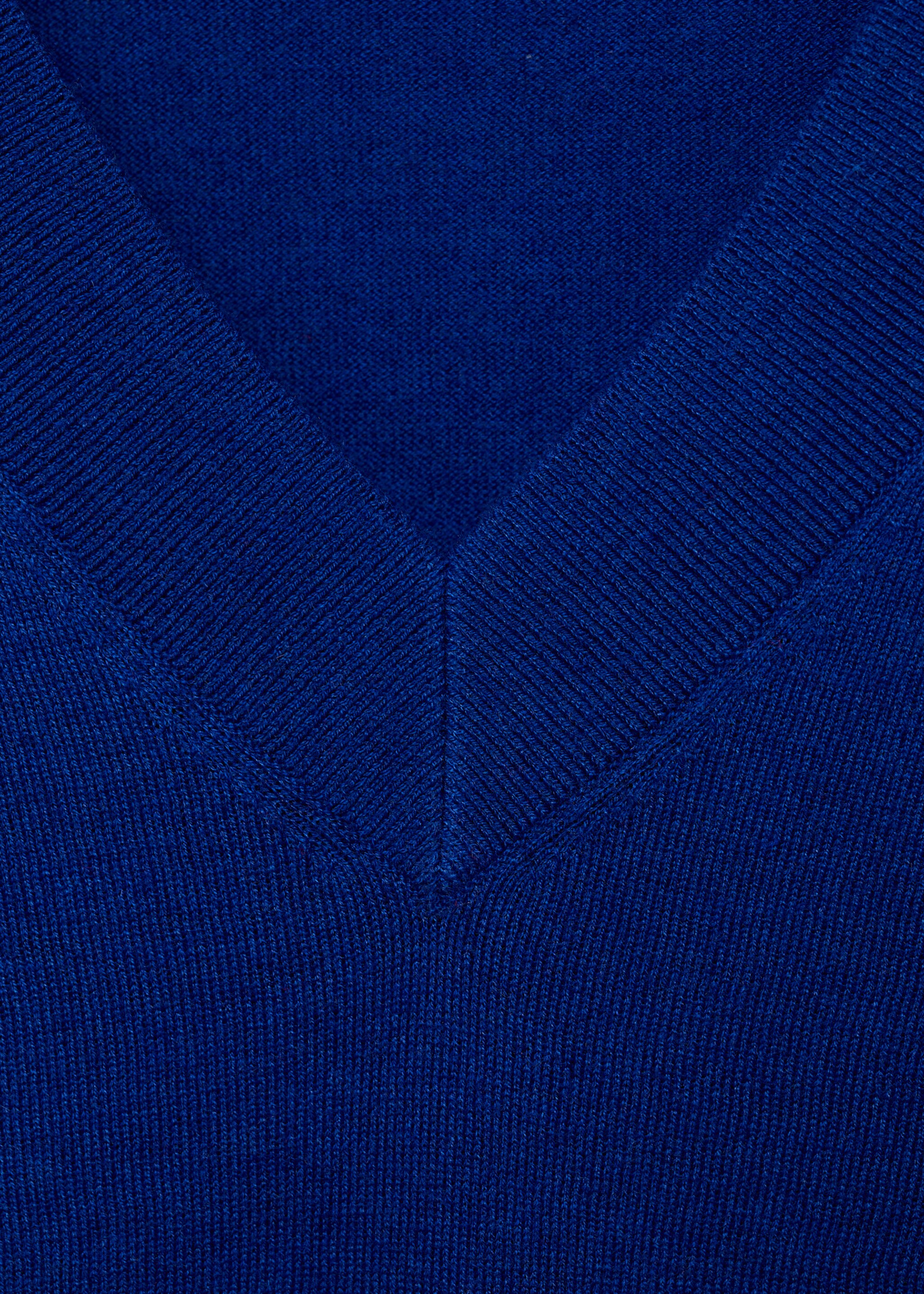 V-neck knit sweater - Details of the article 8, Vibrant blue. Ref: 87040433-00.