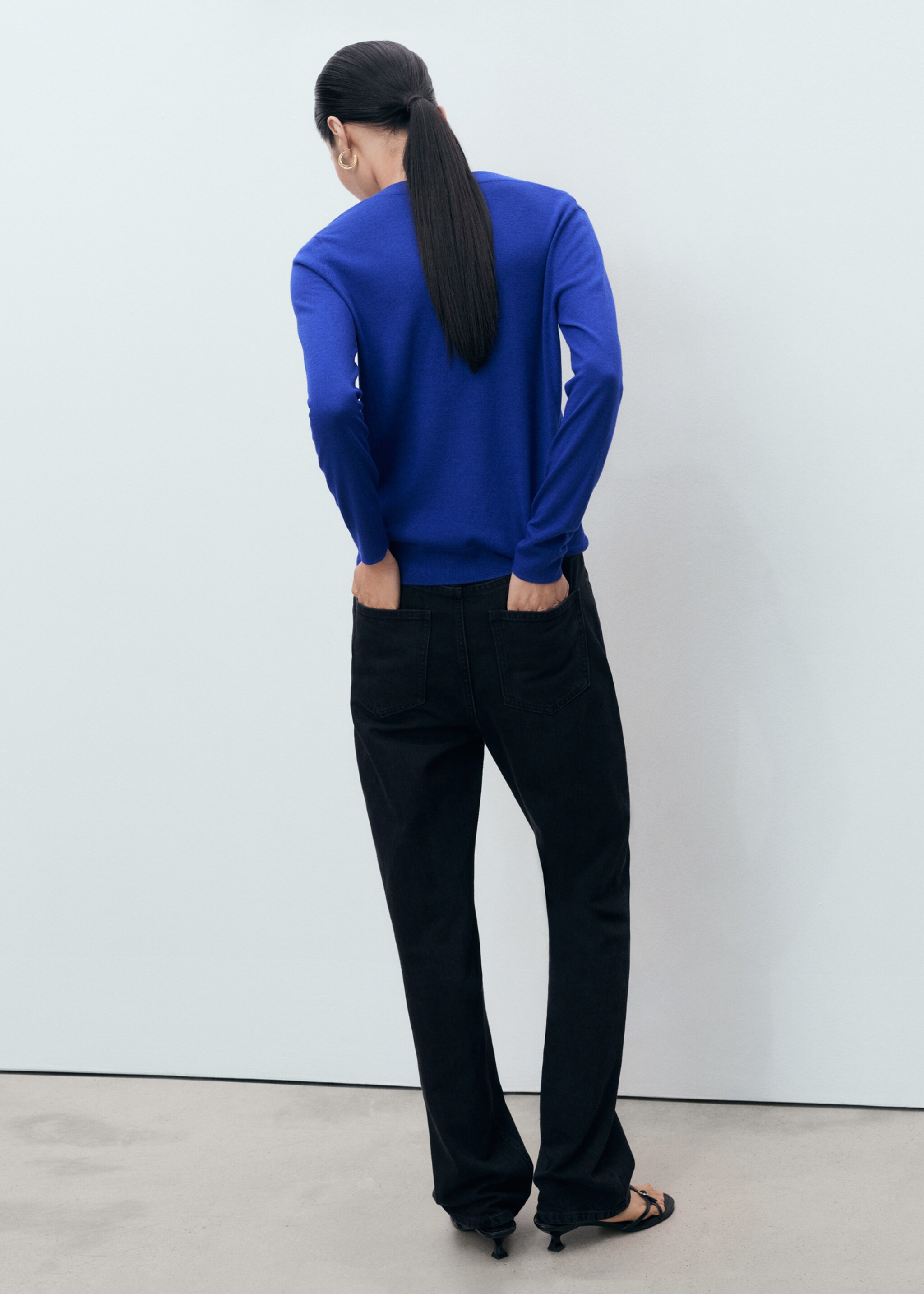 V-neck knit sweater - Reverse of the article, Vibrant blue. Ref: 87040433-00.