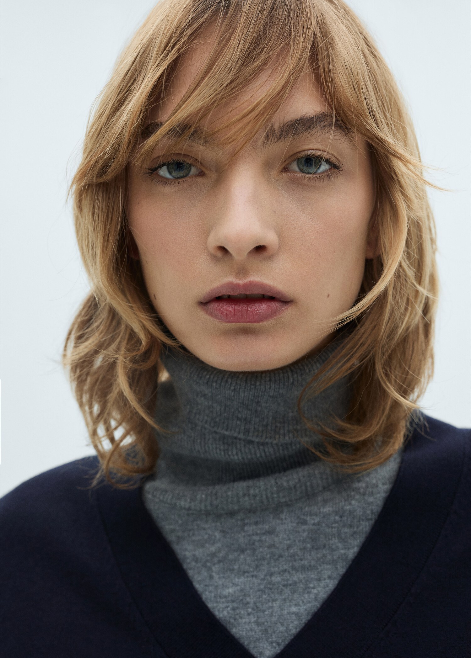 V-neck knit sweater - Details of the article 1