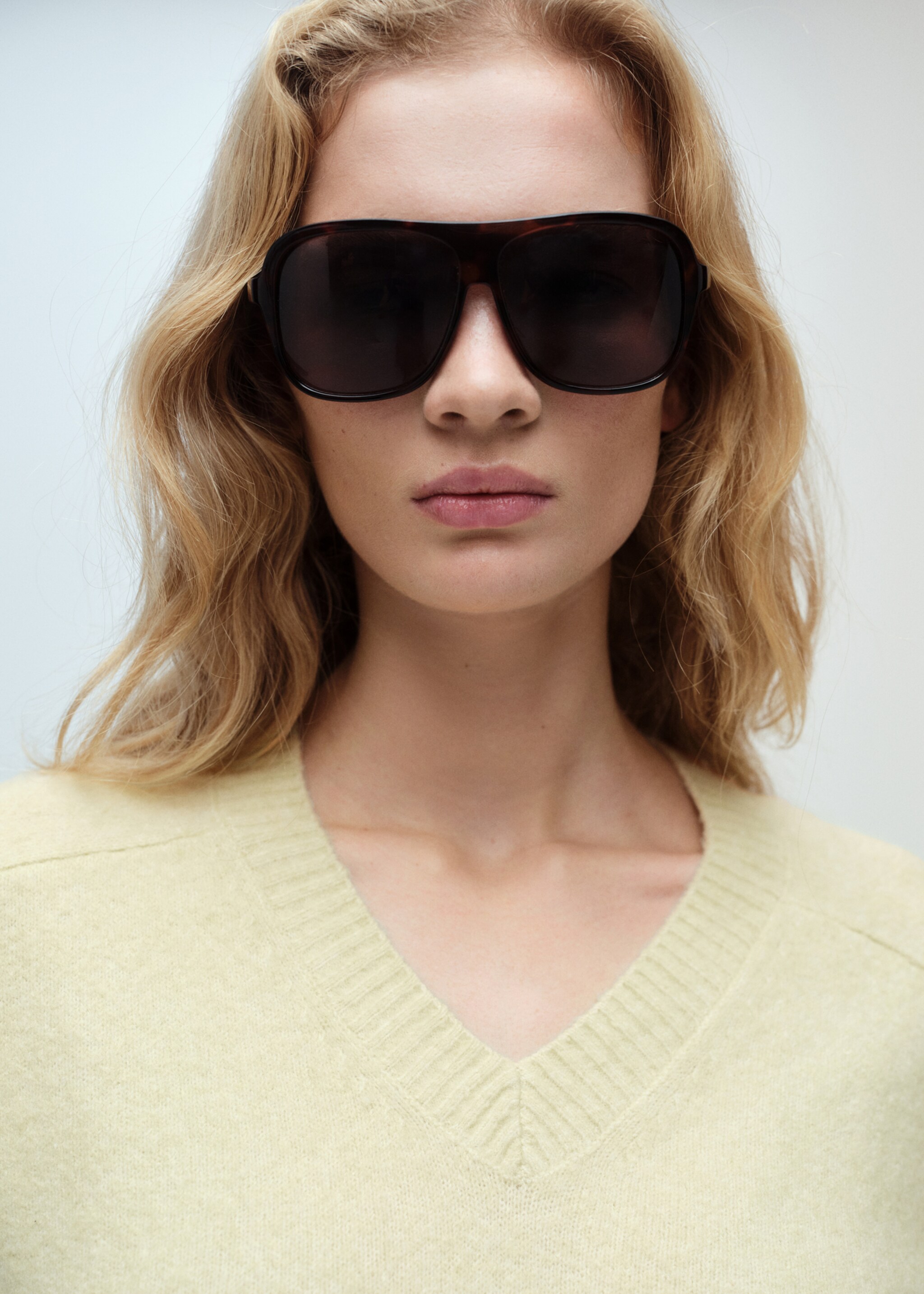 V-neck knit sweater - Details of the article 1, Pastel Green. Ref: 87040437-00.