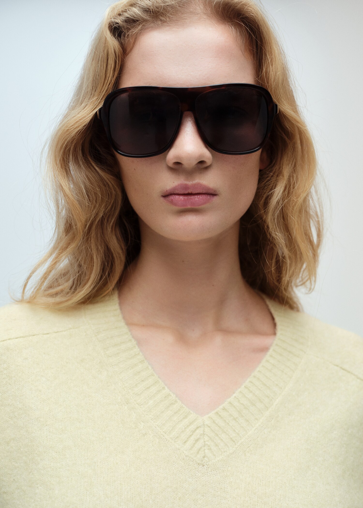 V-neck knit sweater - Details of the article 1