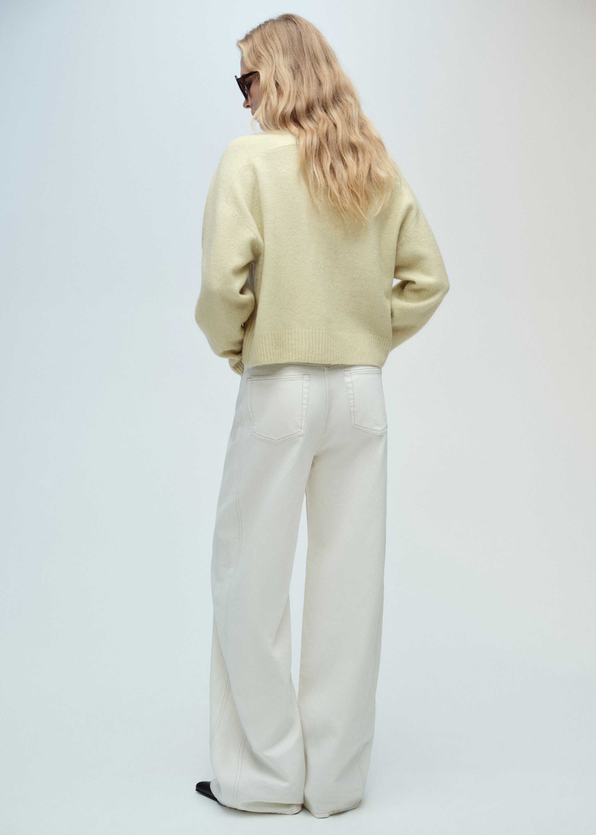 V-neck knit sweater - Reverse of the article, Pastel Green. Ref: 87040437-00.