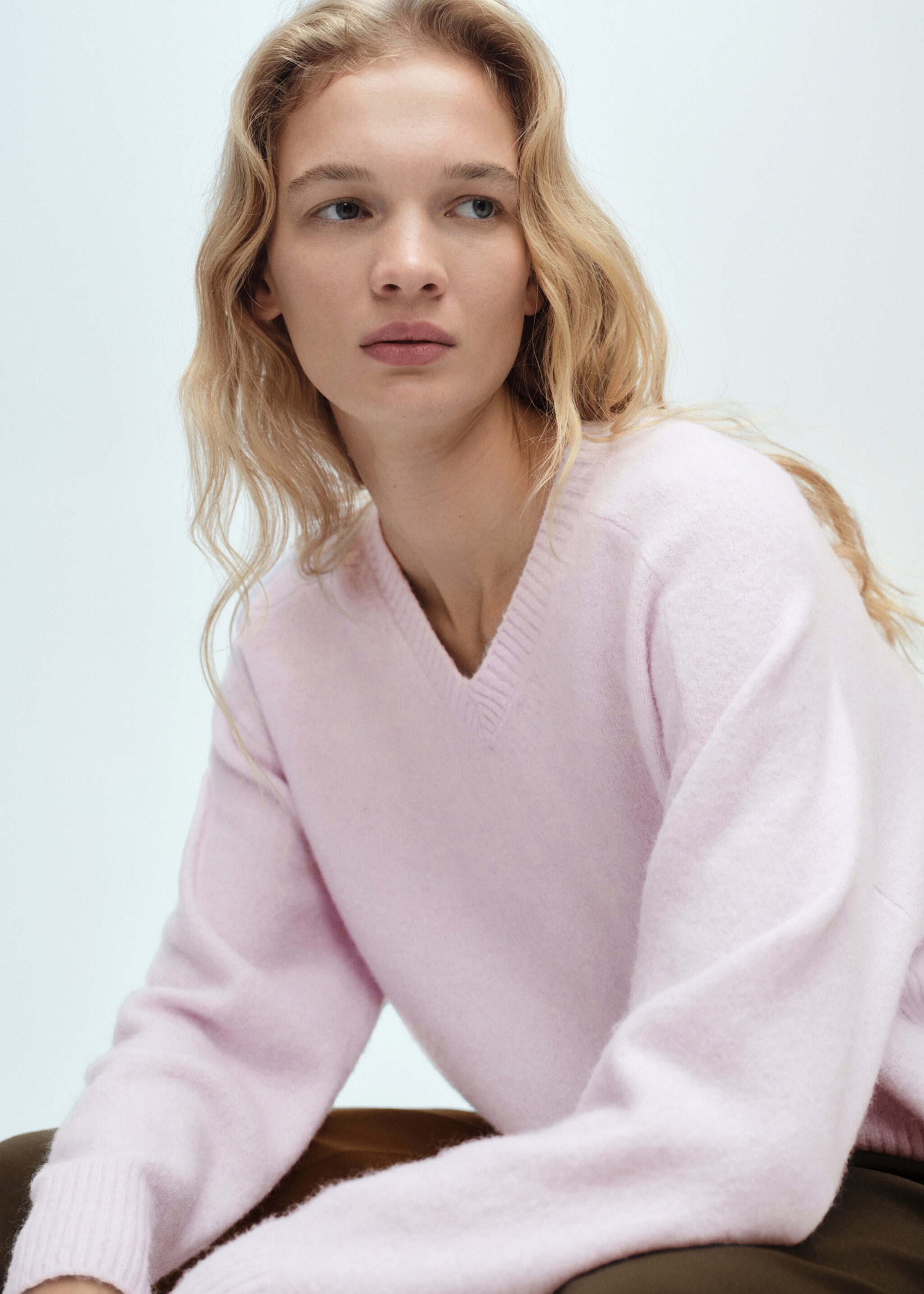 V-neck knit sweater - Details of the article 2, Light/Pastel Purple. Ref: 87040437-00.