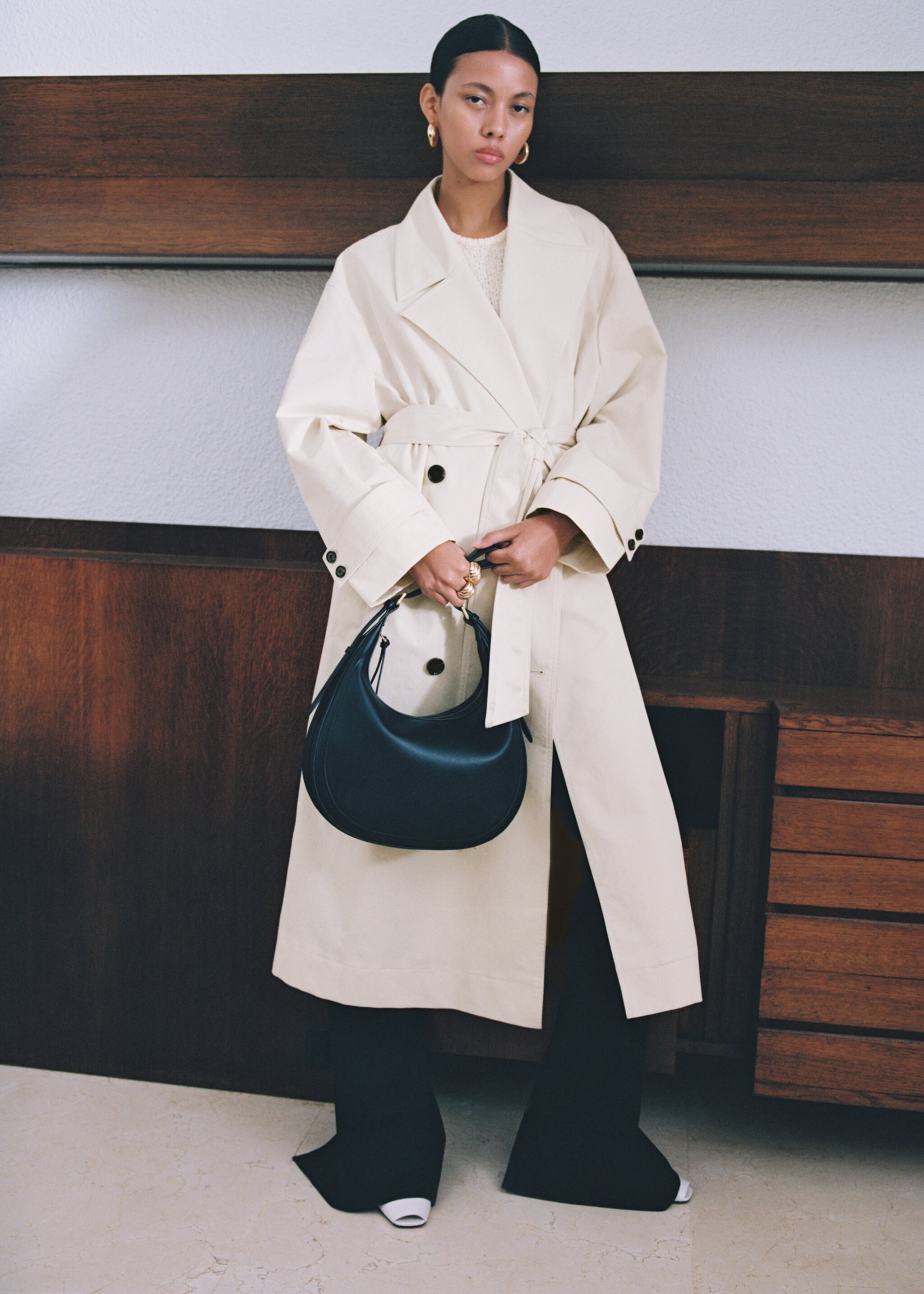 Ovale Schultertasche - Detail des Artikels 5, Schwarz. Ref: 87040445-00.