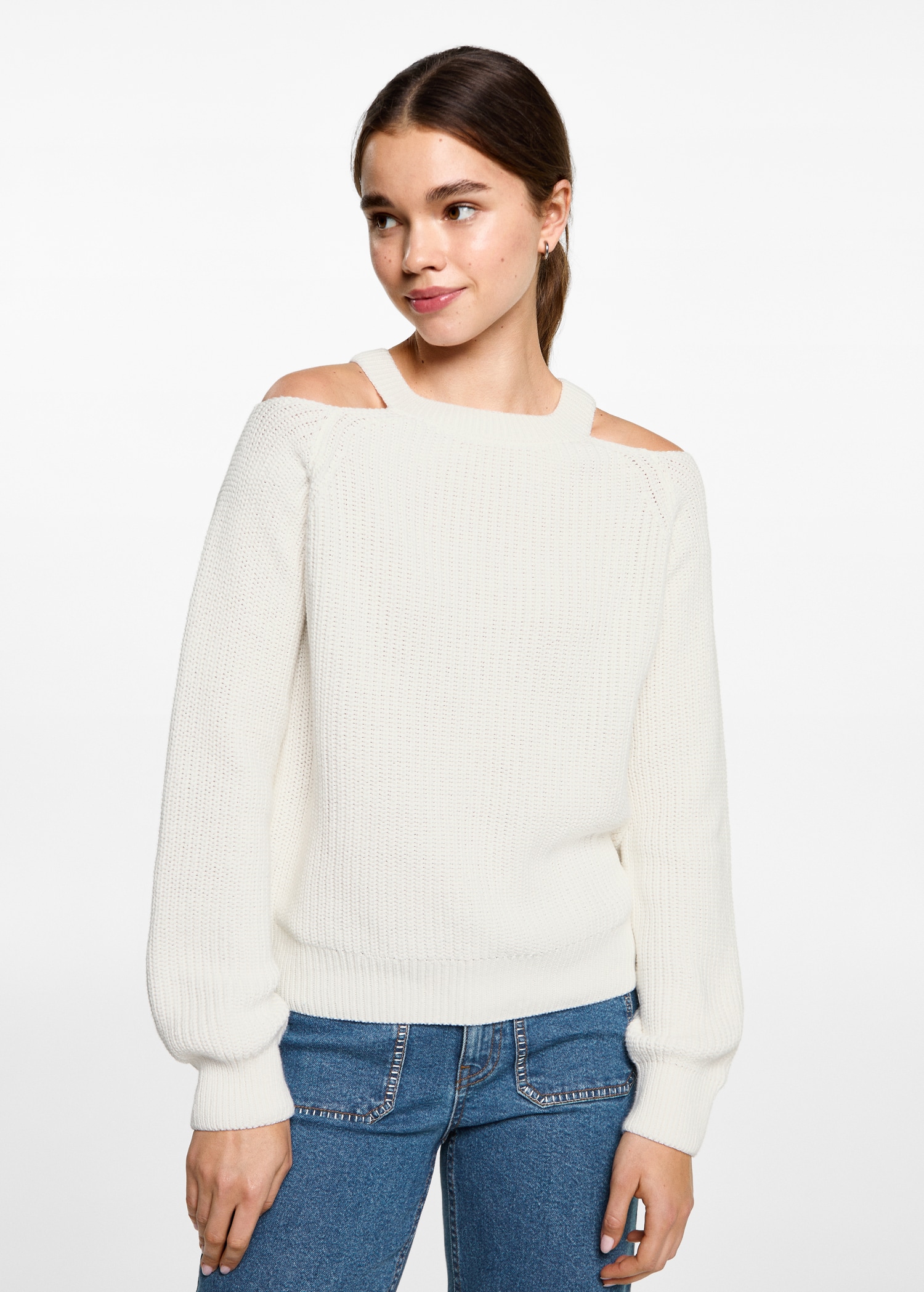Pull-over épaules découvertes - Plan moyen