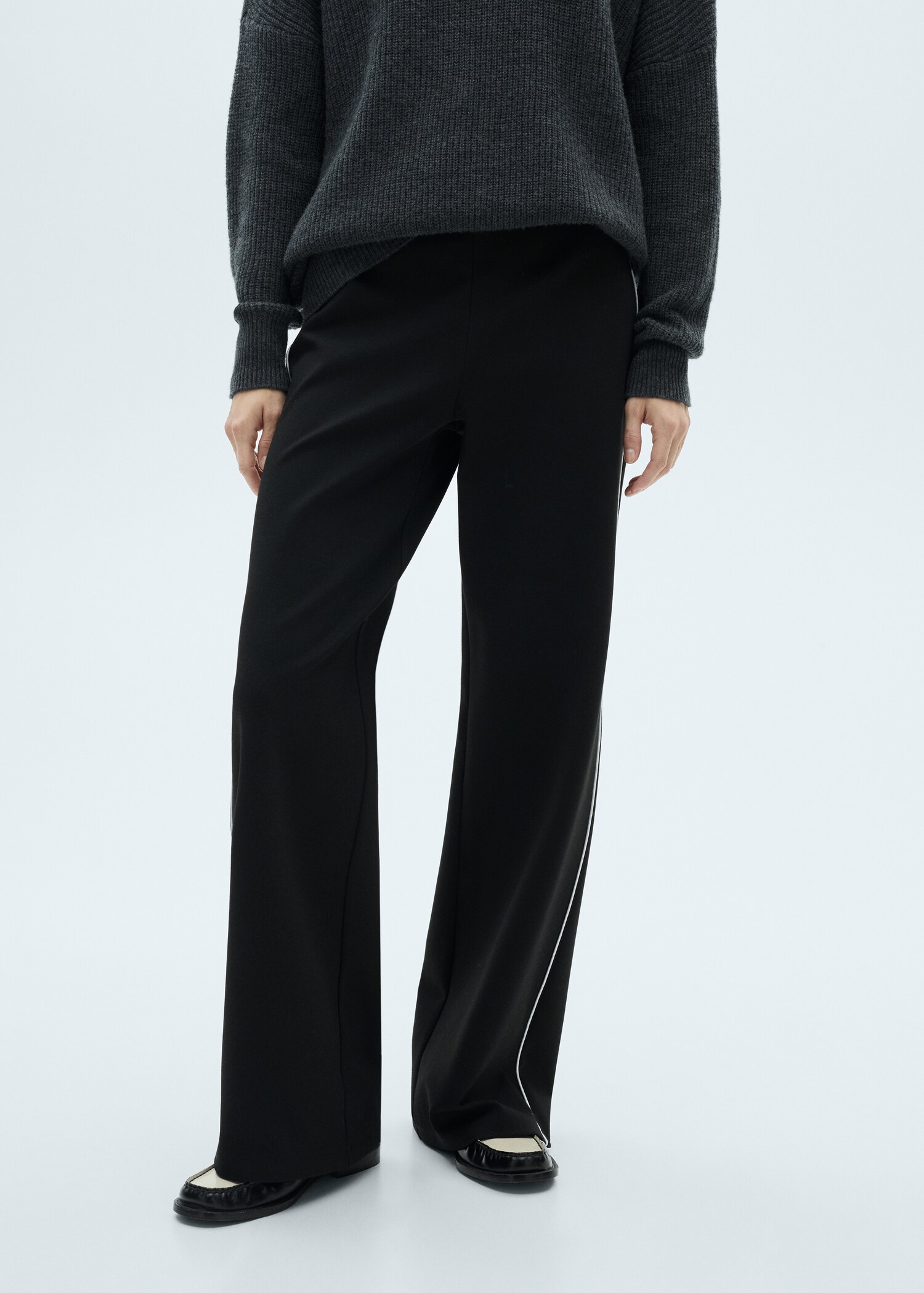 Knitted trousers with contrasting stripes - Medium plane