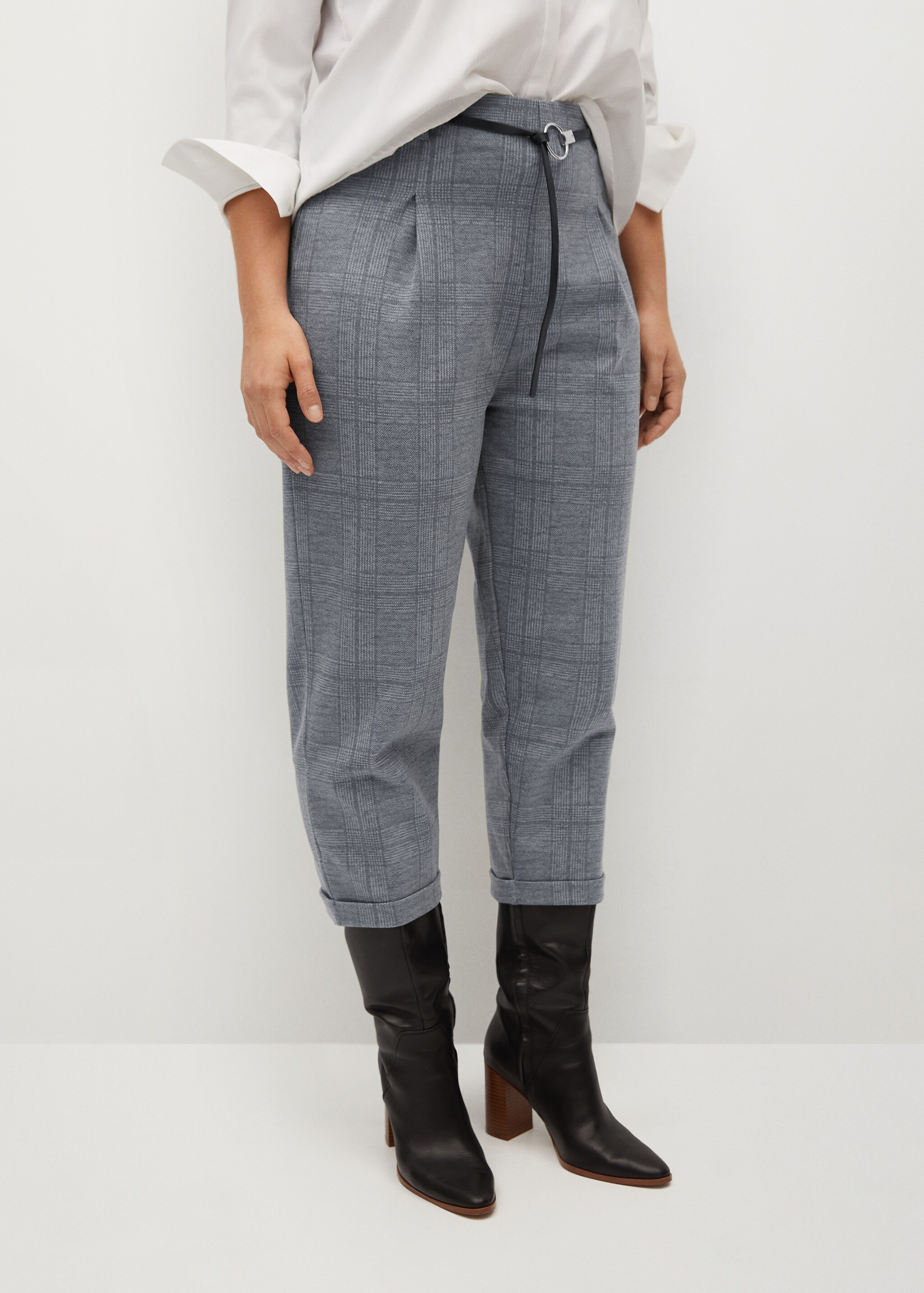 Pantalón cuadros cinturón - Plano medio