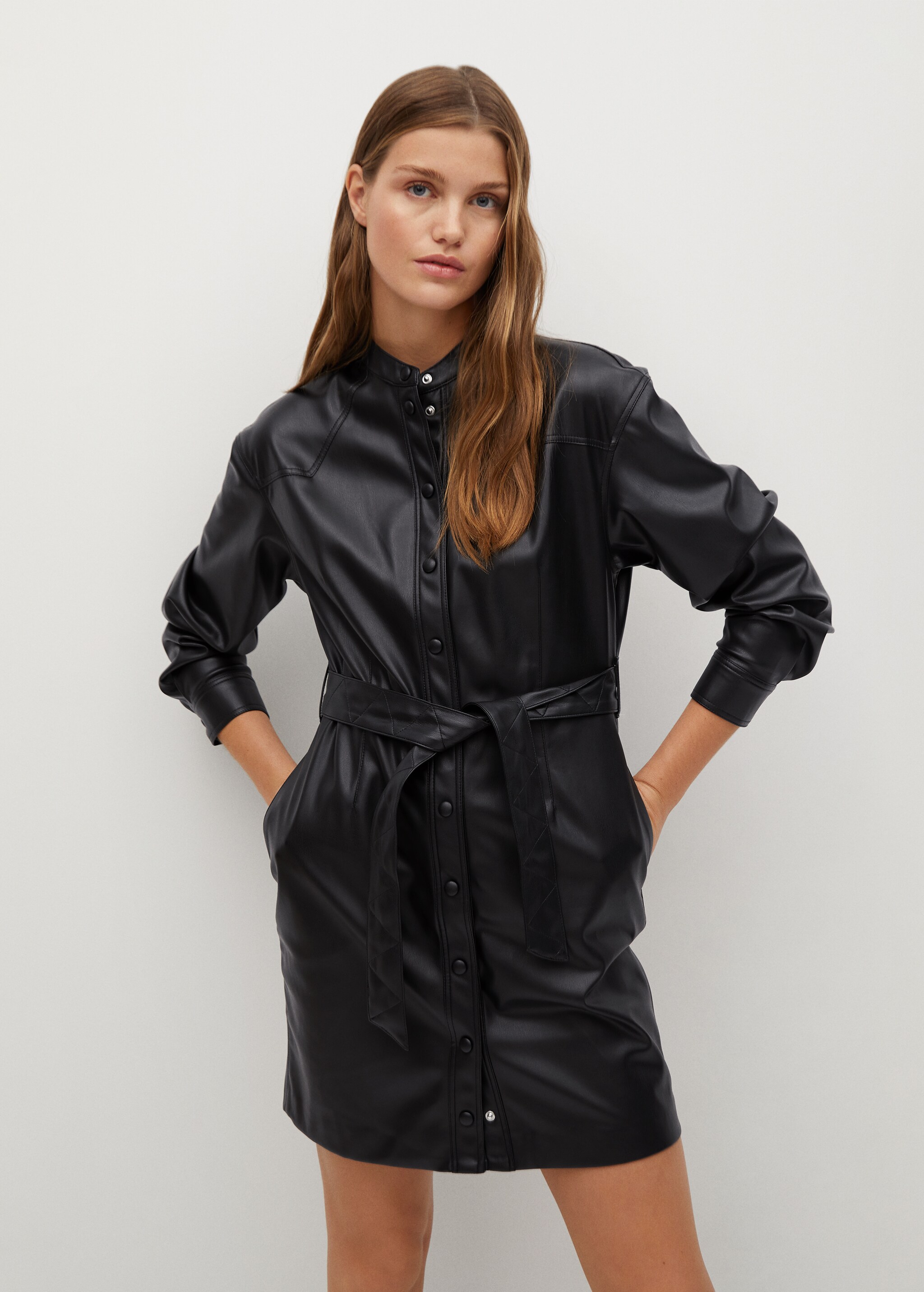 Vestido camisero efecto piel - Plano medio
