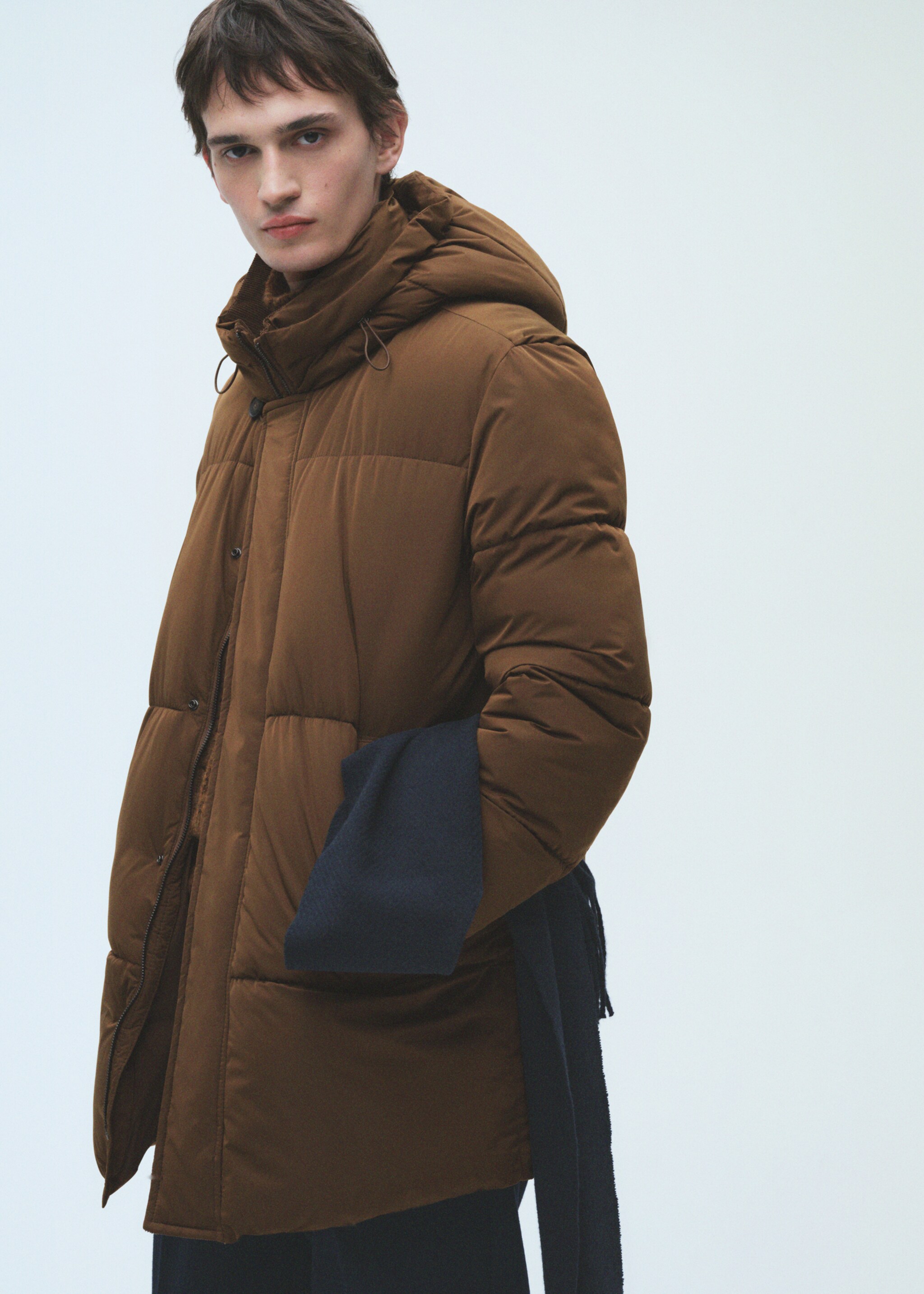 Anorac embuatat caputxa water-repellent - Detall de l'article 3, Marró tabac. Ref: 87040575-00.