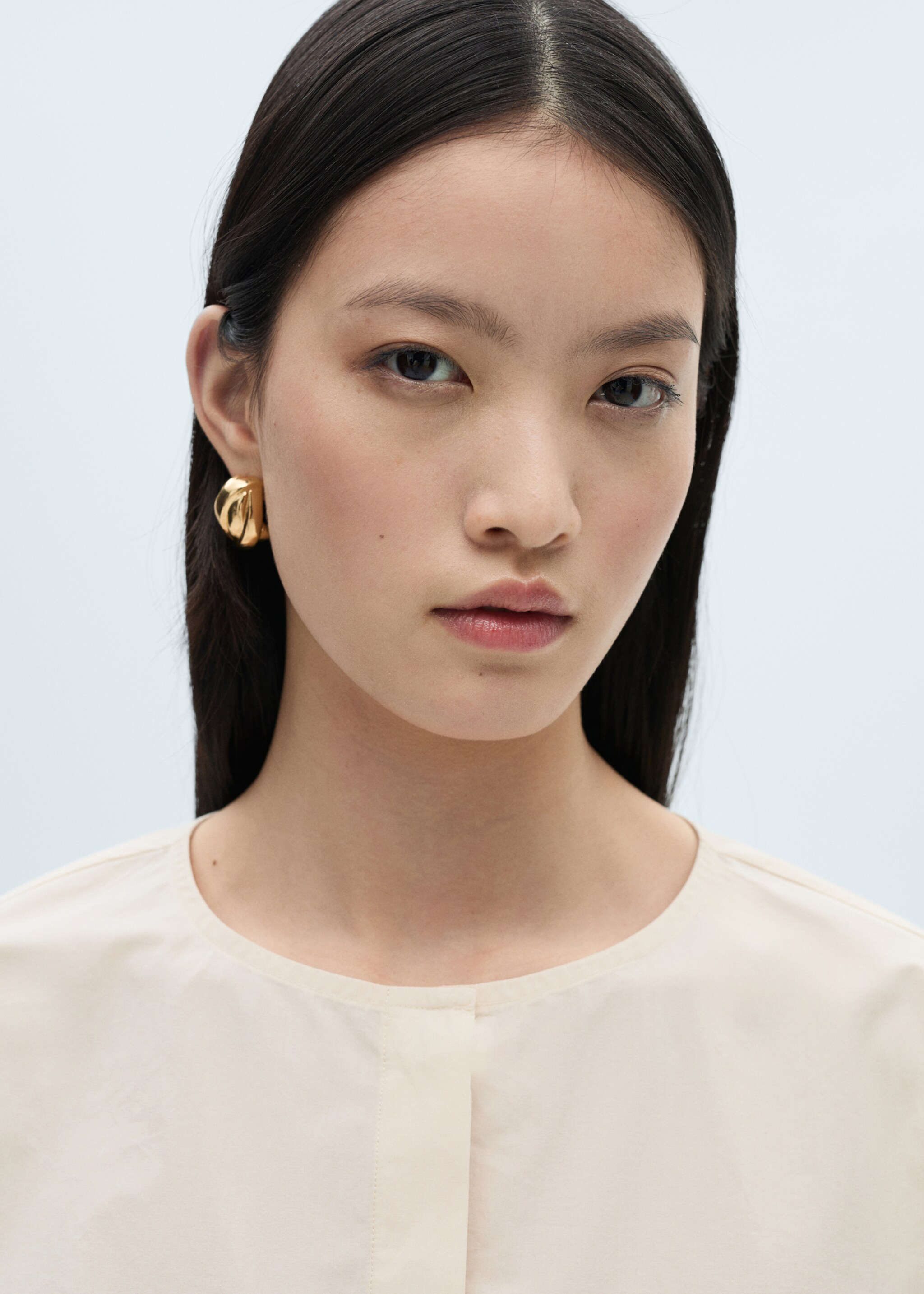 Chest-pocket cotton blouse - Details of the article 1, Ecru. Ref: 87040579-00.