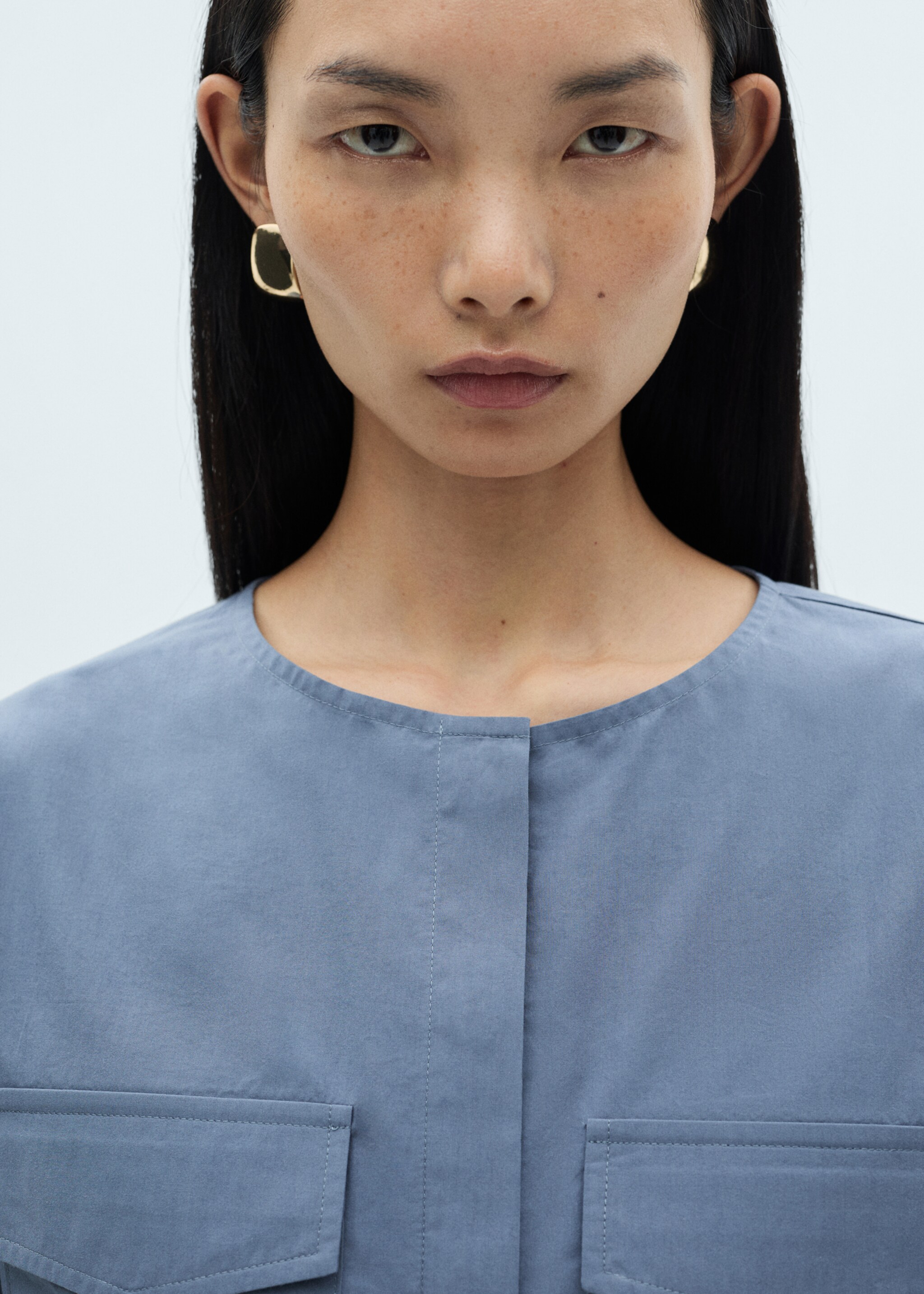 Baumwollbluse mit Taschen - Detail des Artikels 1, Blau. Ref: 87040579-00.