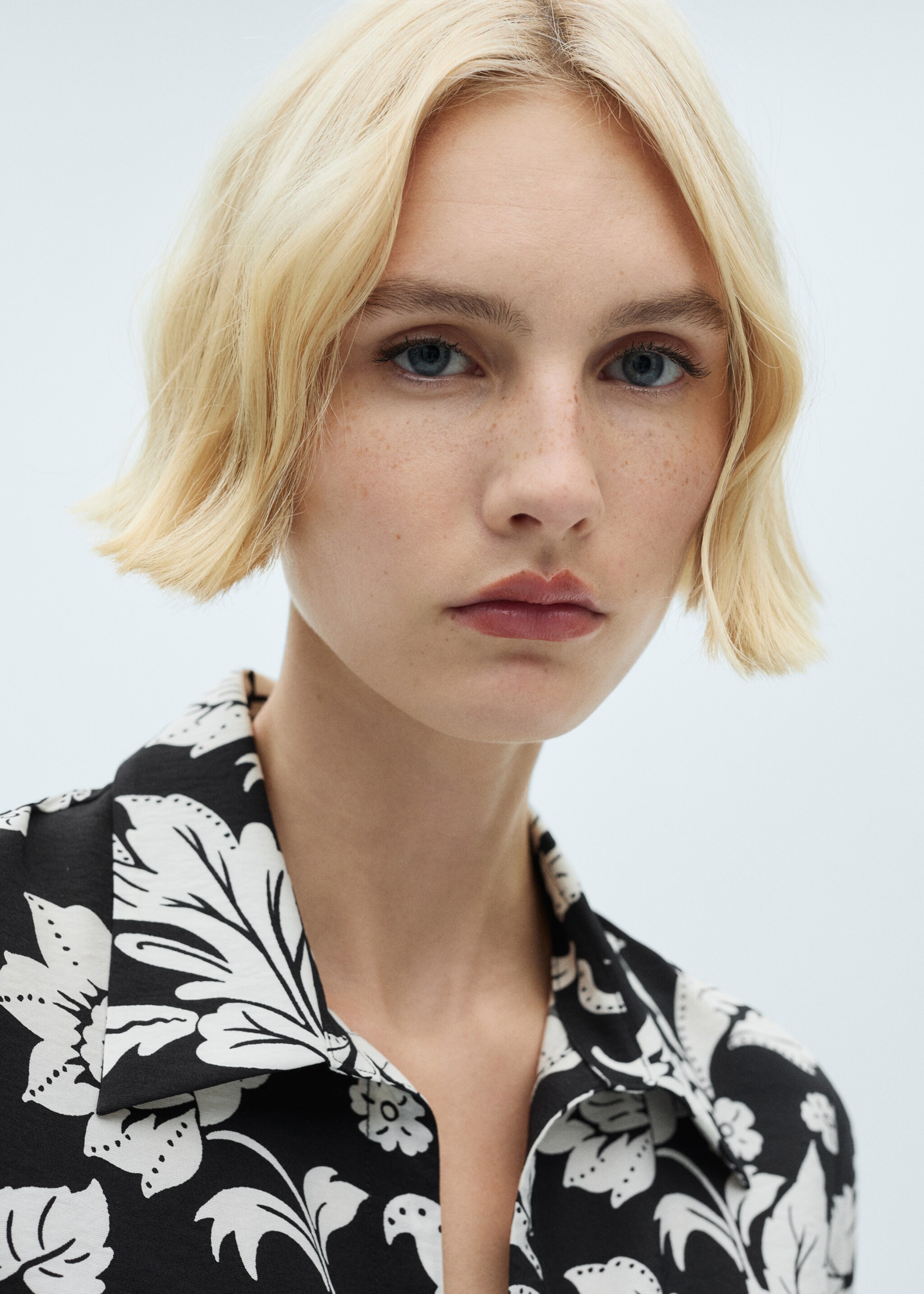 Floral-print blouse with knot detail - Details of the article 1, Black. Ref: 87040581-00.