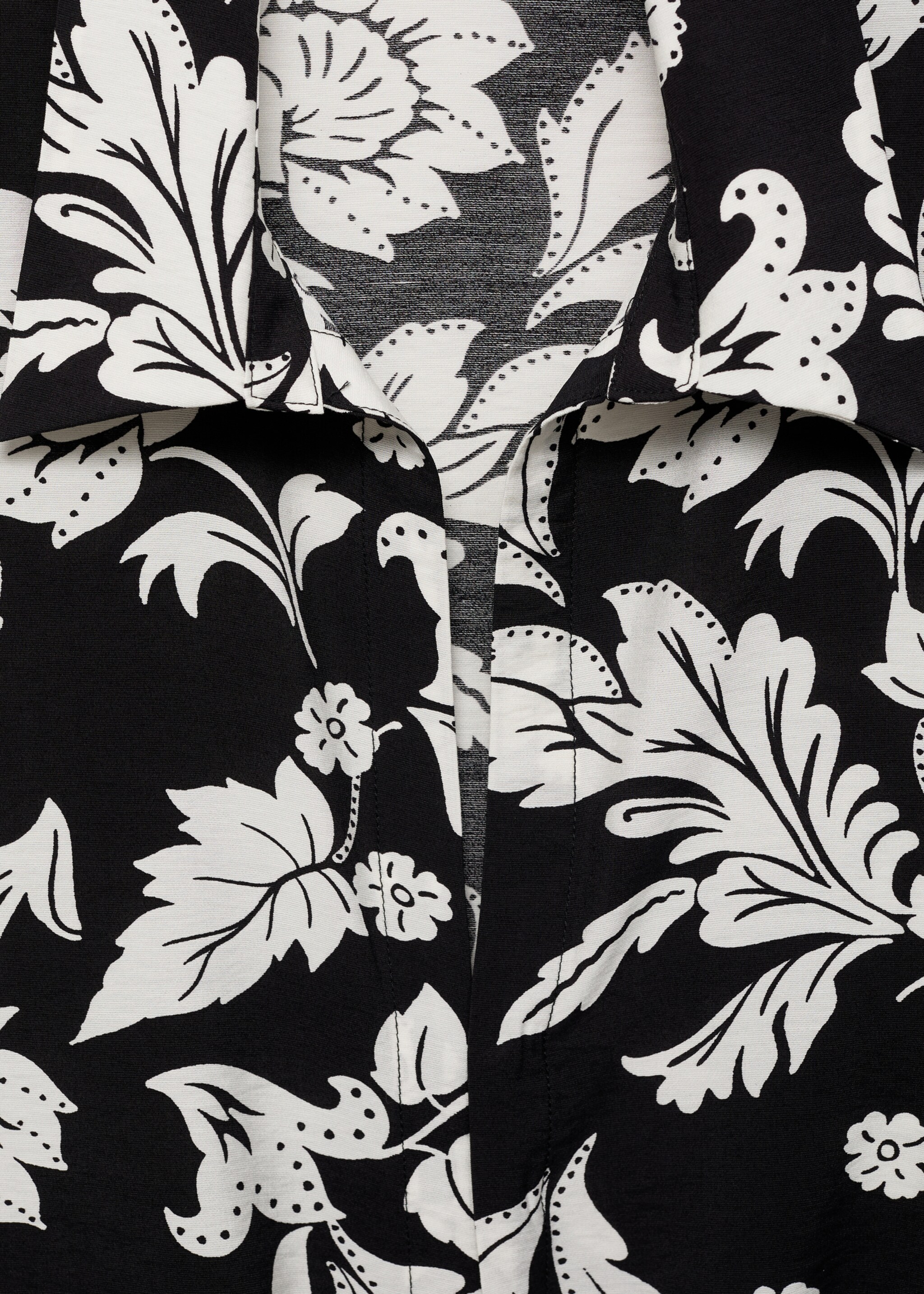 Floral-print blouse with knot detail - Details of the article 8, Black. Ref: 87040581-00.