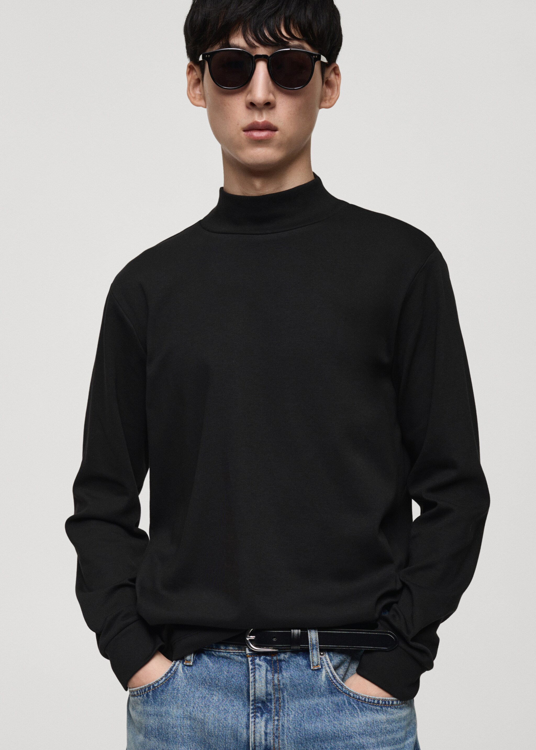 Langärmliges T-Shirt mit halbhohem Kragen - Mittlere Ansicht, Schwarz. Ref: 87040601-00.