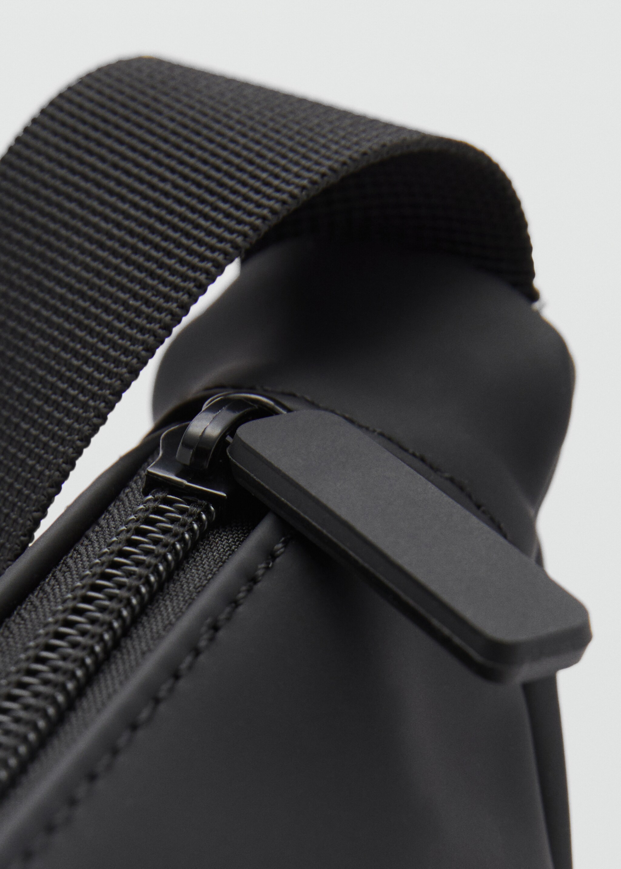 Bandolera engomada - Detalle del artículo 3, Negro. Ref: 87040605-00.