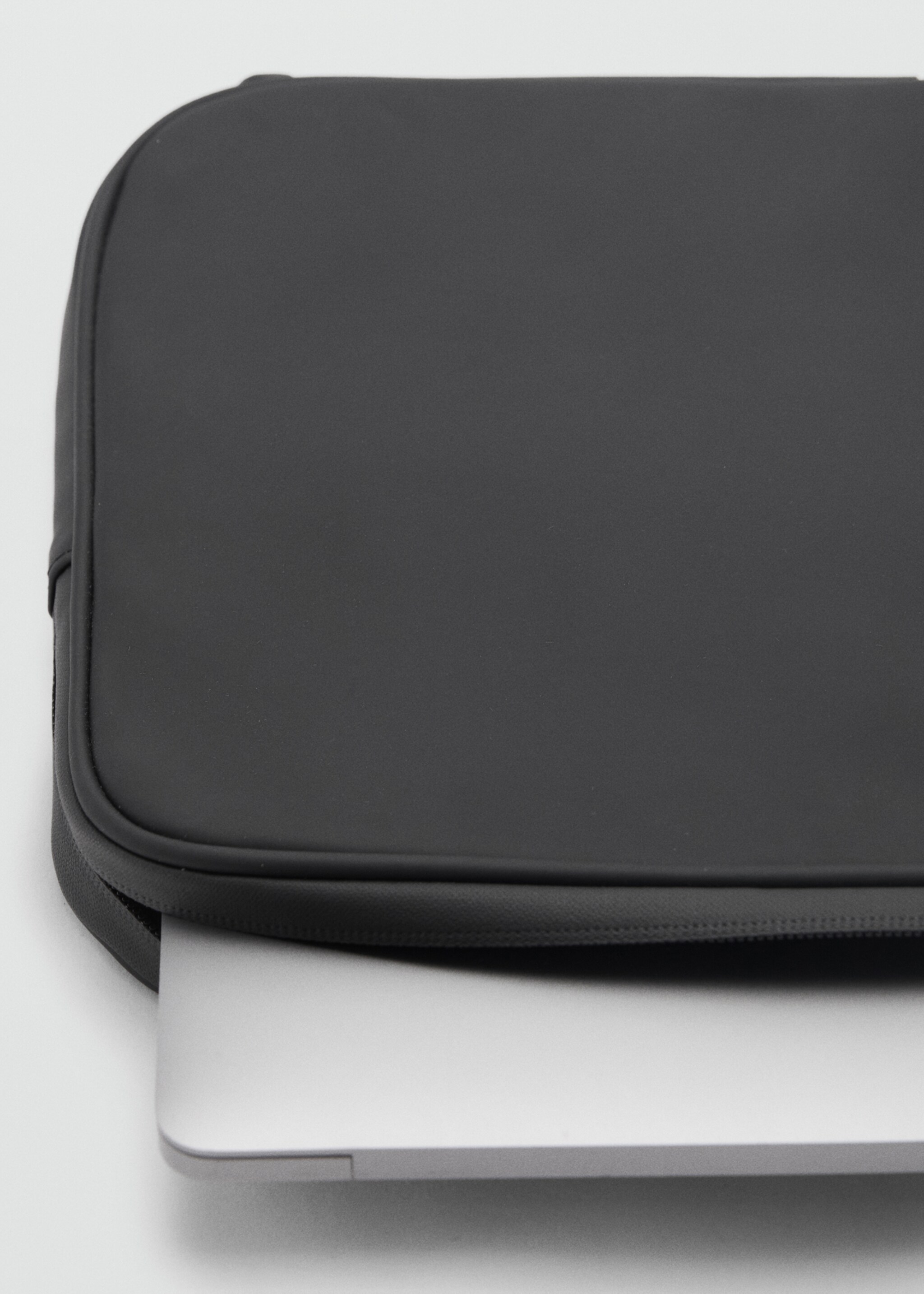 Rubberised laptop case - Details of the article 2, Black. Ref: 87040606-00.