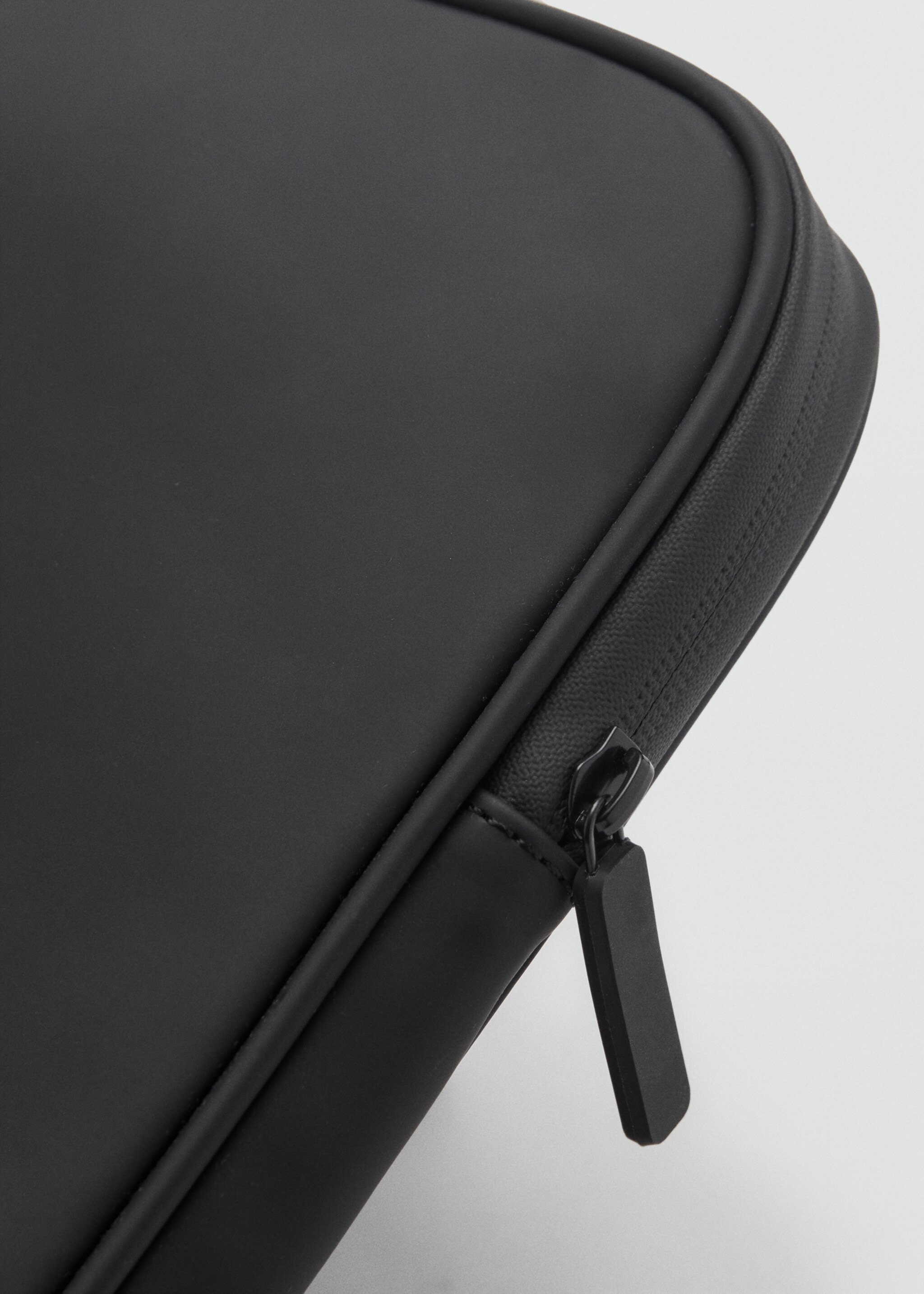 Rubberised laptop case - Details of the article 4, Black. Ref: 87040606-00.