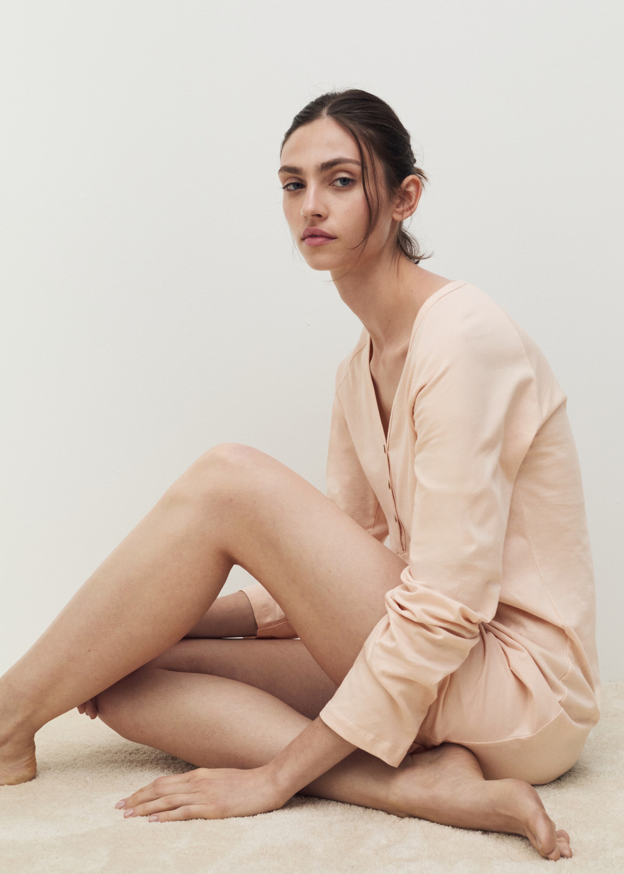 Katoenen nachtjapon met V-hals - Detail van het artikel 2, Zalm. Ref: 87042901-00.