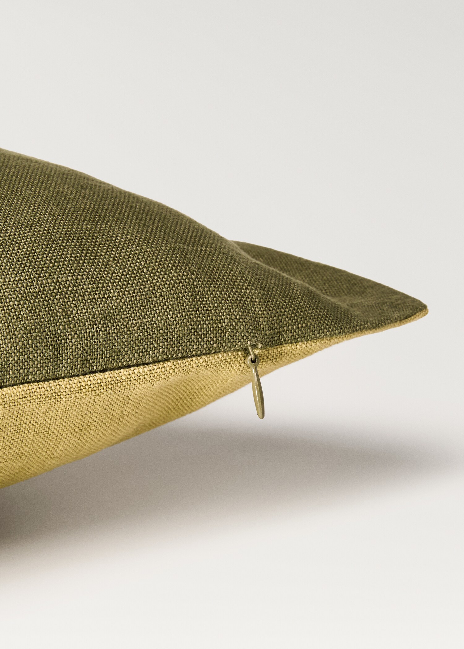 Bicolour linen cushion cover 60x60 cm - Details of the article 2