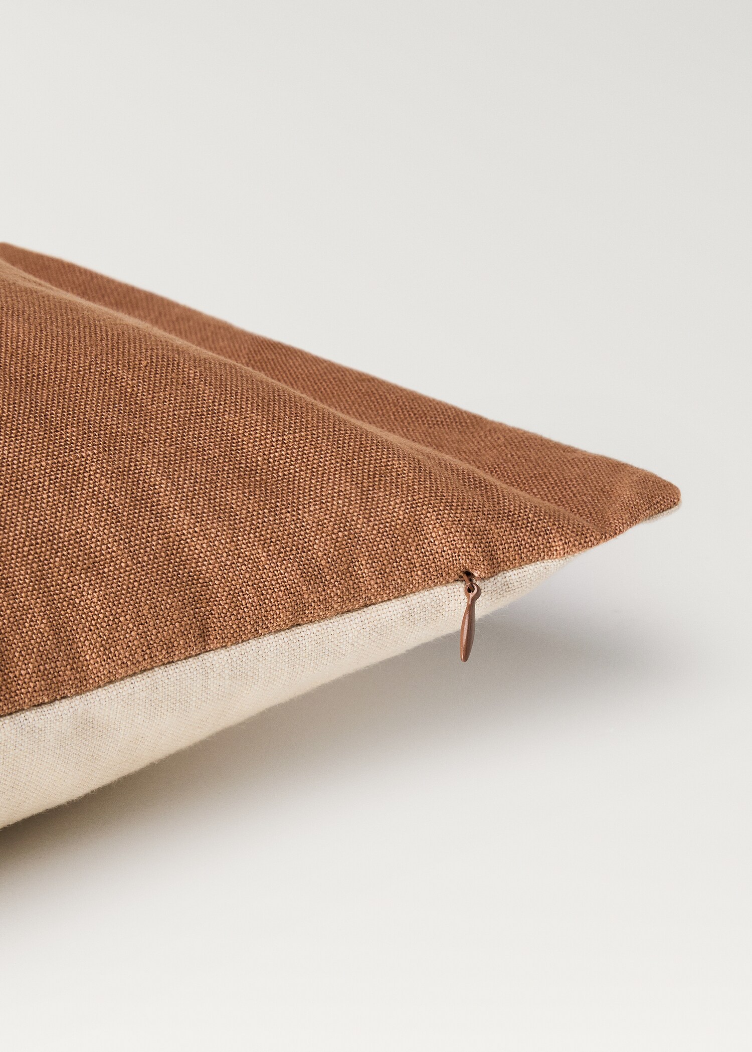Bicolour linen cushion cover 60x60 cm - Details of the article 3