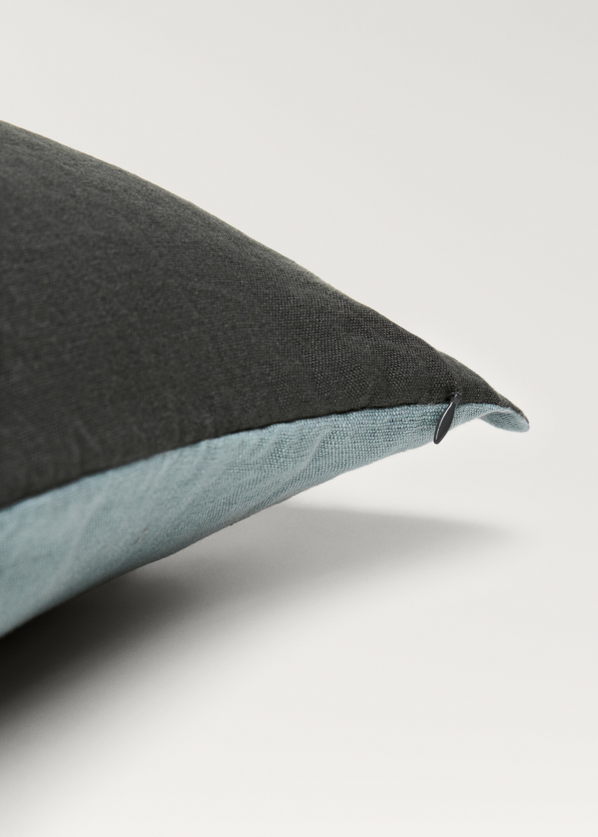Bicolour linen cushion cover 60x60 cm - Details of the article 2, Aqua Green. Ref: 87042919-00.