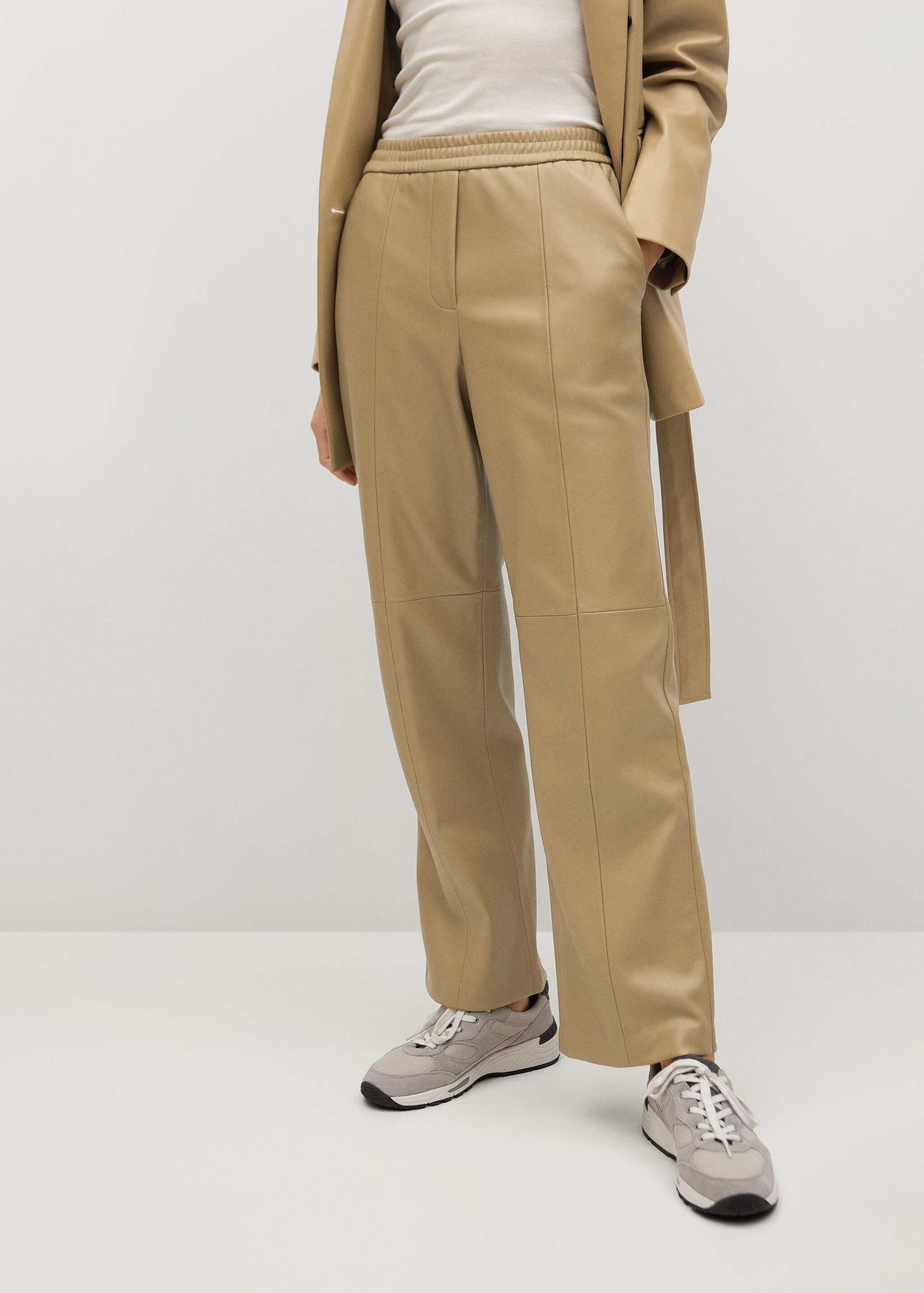 Pantalón recto efecto piel - Plano medio