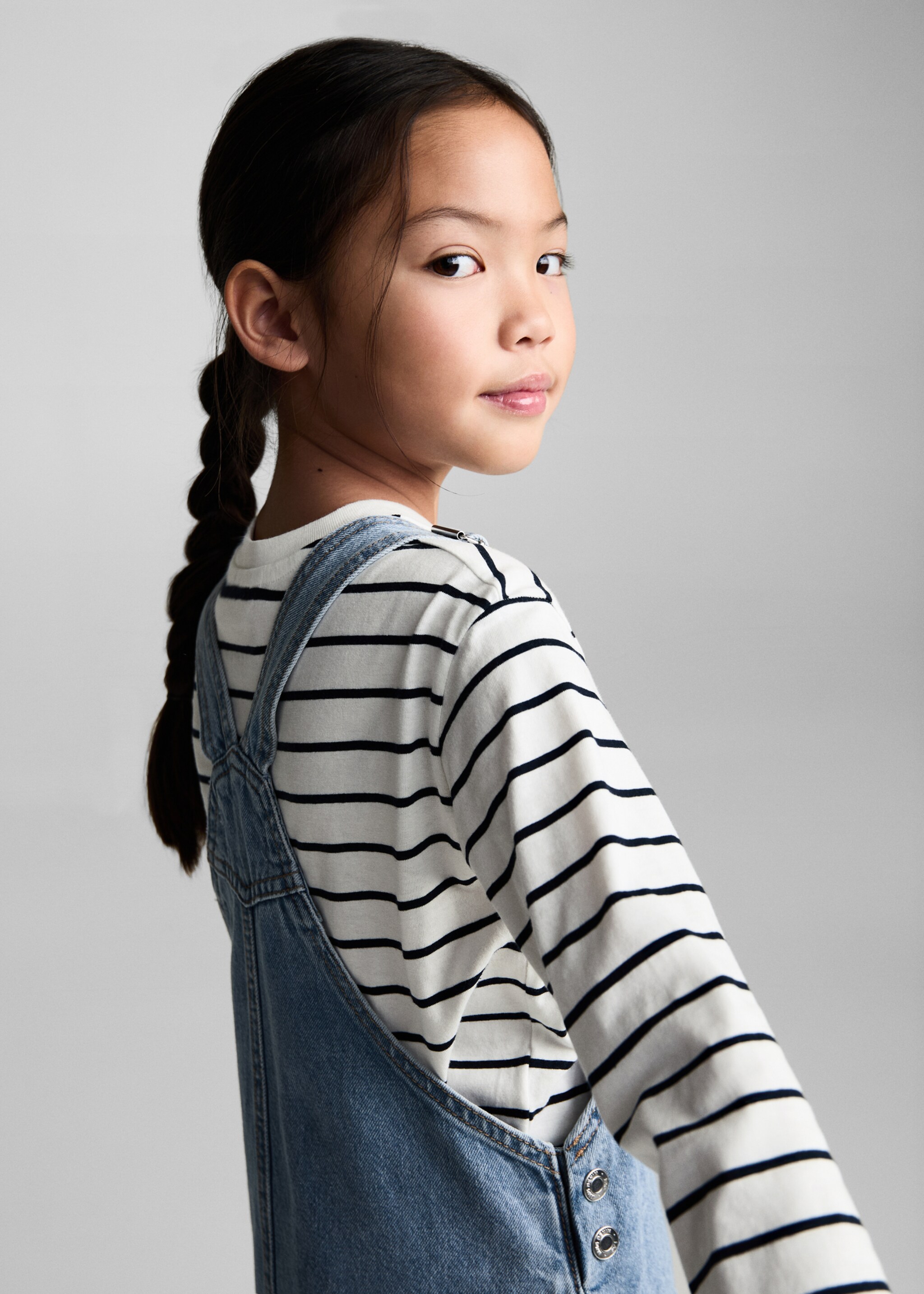 Short denim pinafore - Details of the article 1, Medium Blue. Ref: 87043270-00.