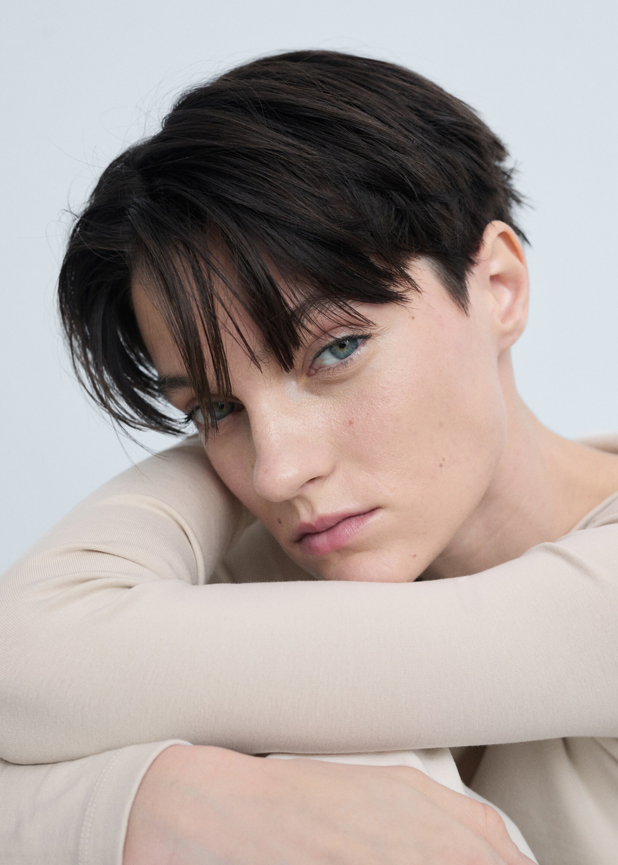 Baumwoll-T-Shirt mit Bateau-Ausschnitt - Detail des Artikels 1, Hellgrau/Pastellgrau. Ref: 87043281-00.