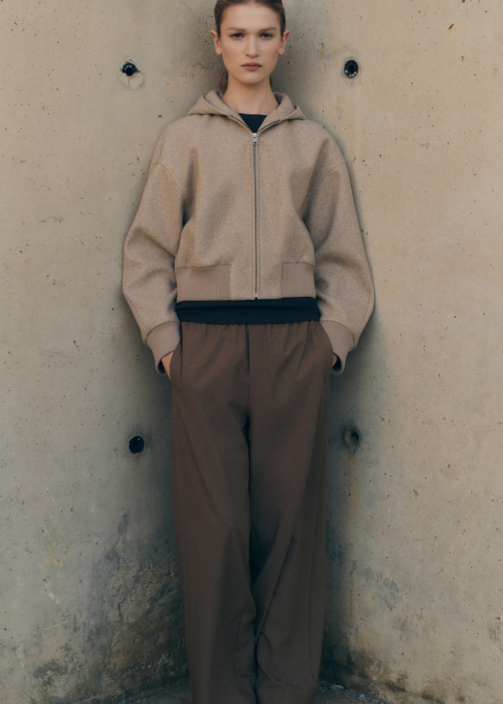 Oversized hooded jacket - Details of the article 9, Sand. Ref: 87043287-00.