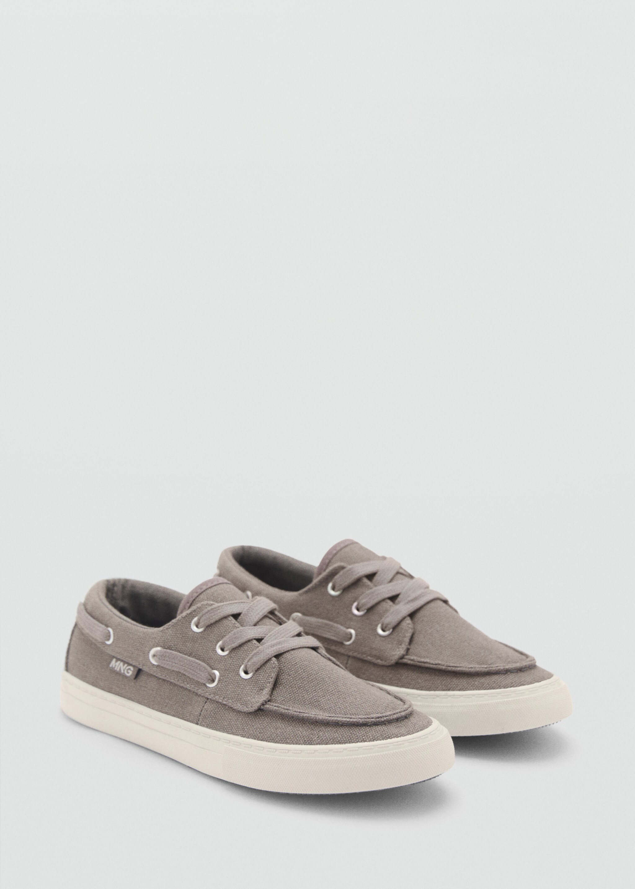 Chaussures bateau lacets - Plan moyen, Gris. Ref: 87043639-00.