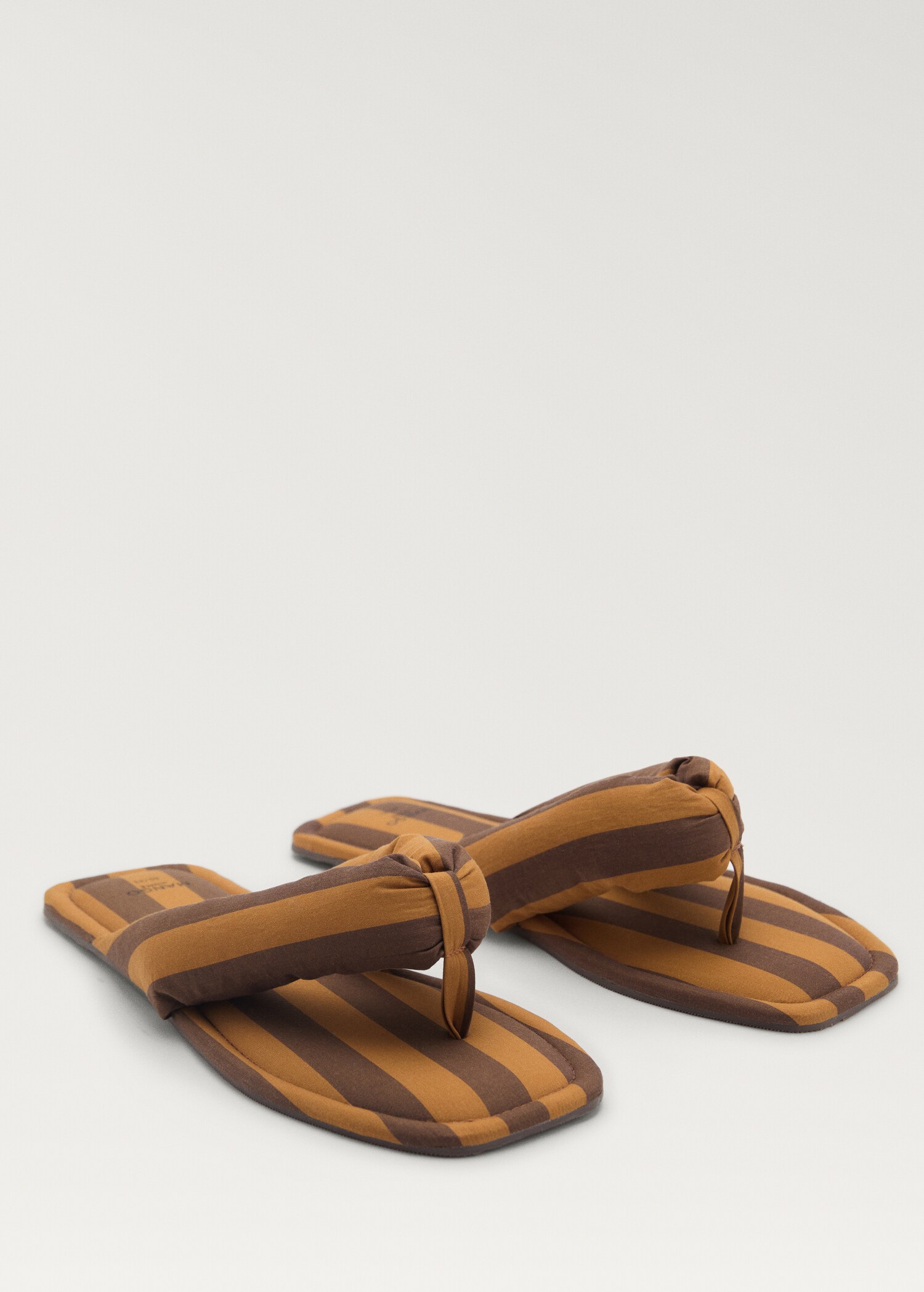 Zehentrenner-Hausschuhe mit gewebtem Streifen - Mittlere Ansicht