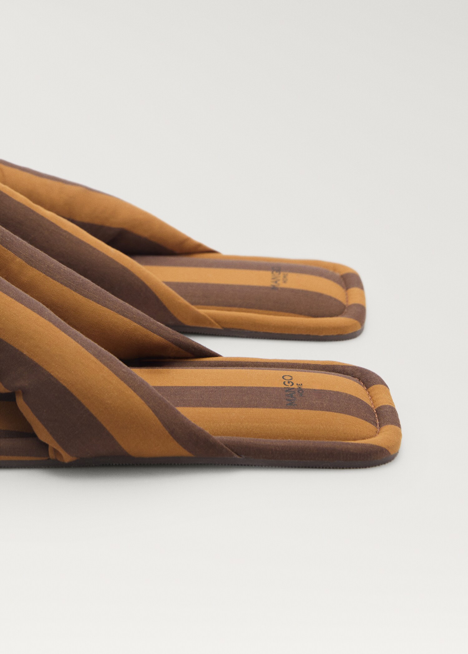 Zehentrenner-Hausschuhe mit gewebtem Streifen - Detail des Artikels 2