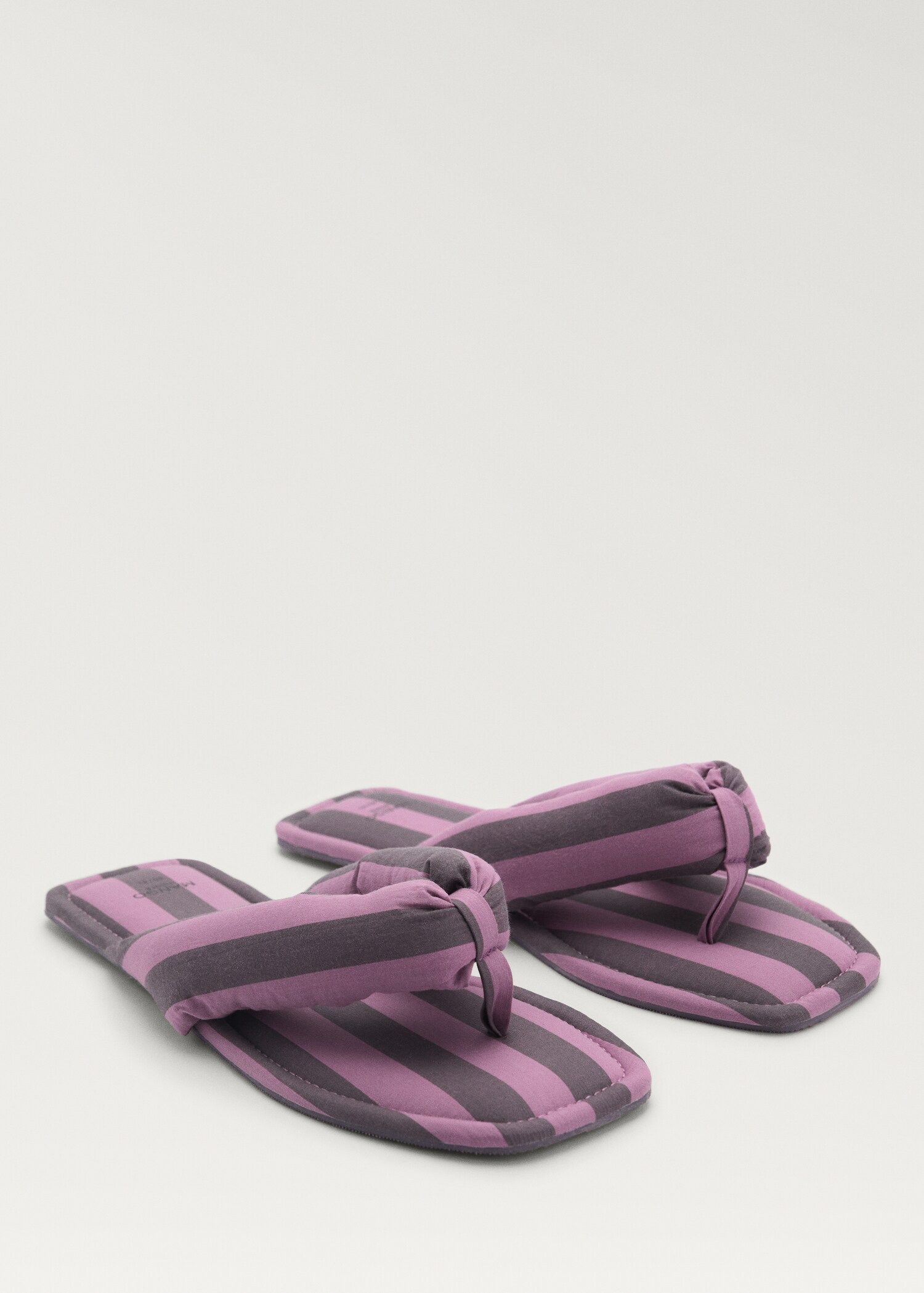 Zehentrenner-Hausschuhe mit gewebtem Streifen - Mittlere Ansicht