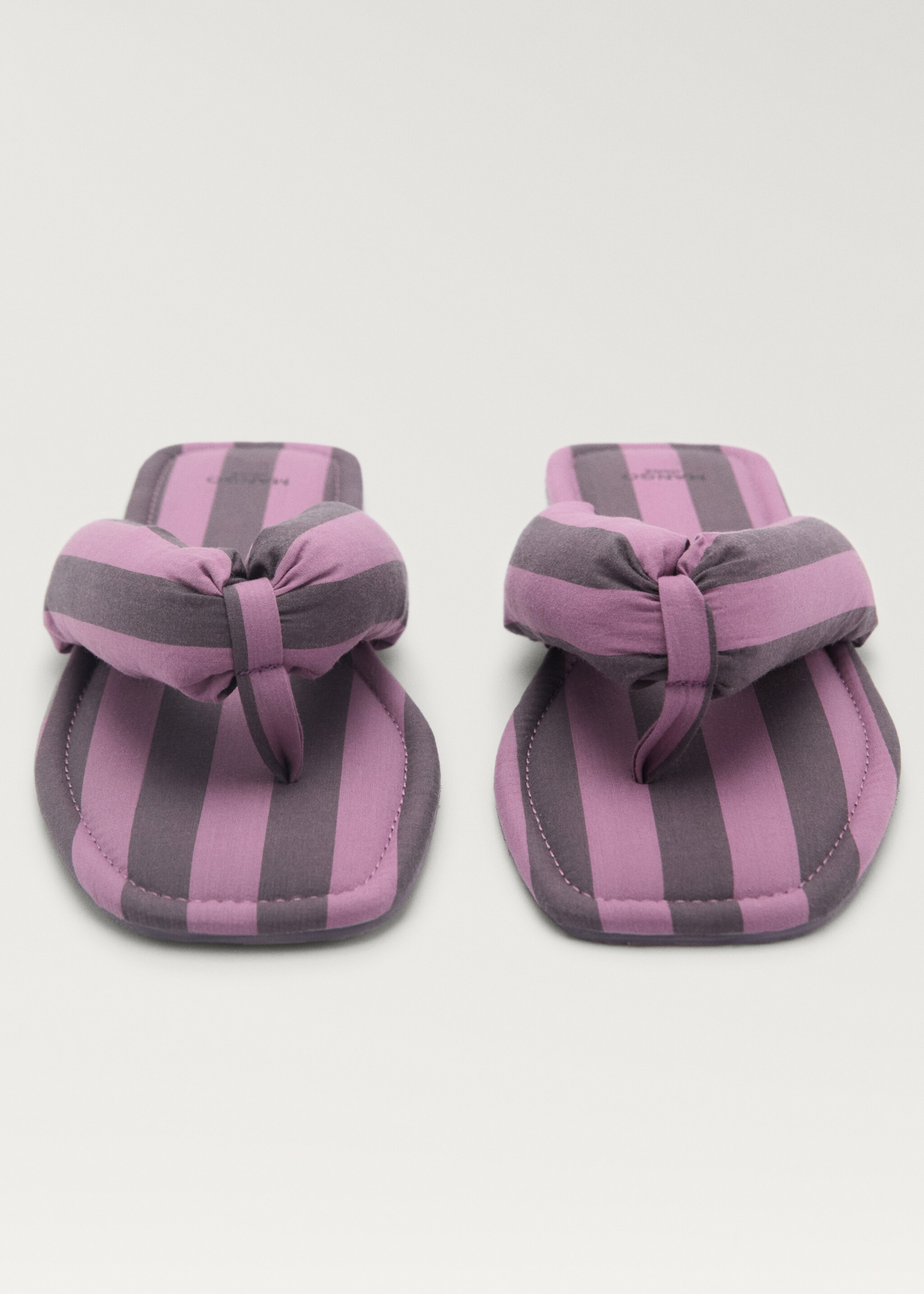 Zehentrenner-Hausschuhe mit gewebtem Streifen - Detail des Artikels 1, Pflaume. Ref: 87043648-00.