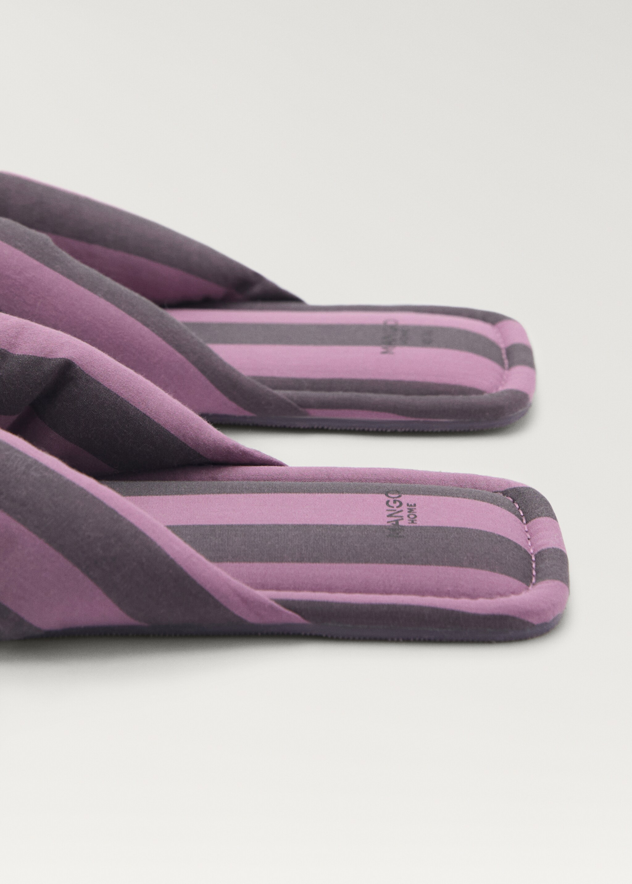 Zehentrenner-Hausschuhe mit gewebtem Streifen - Detail des Artikels 2, Pflaume. Ref: 87043648-00.