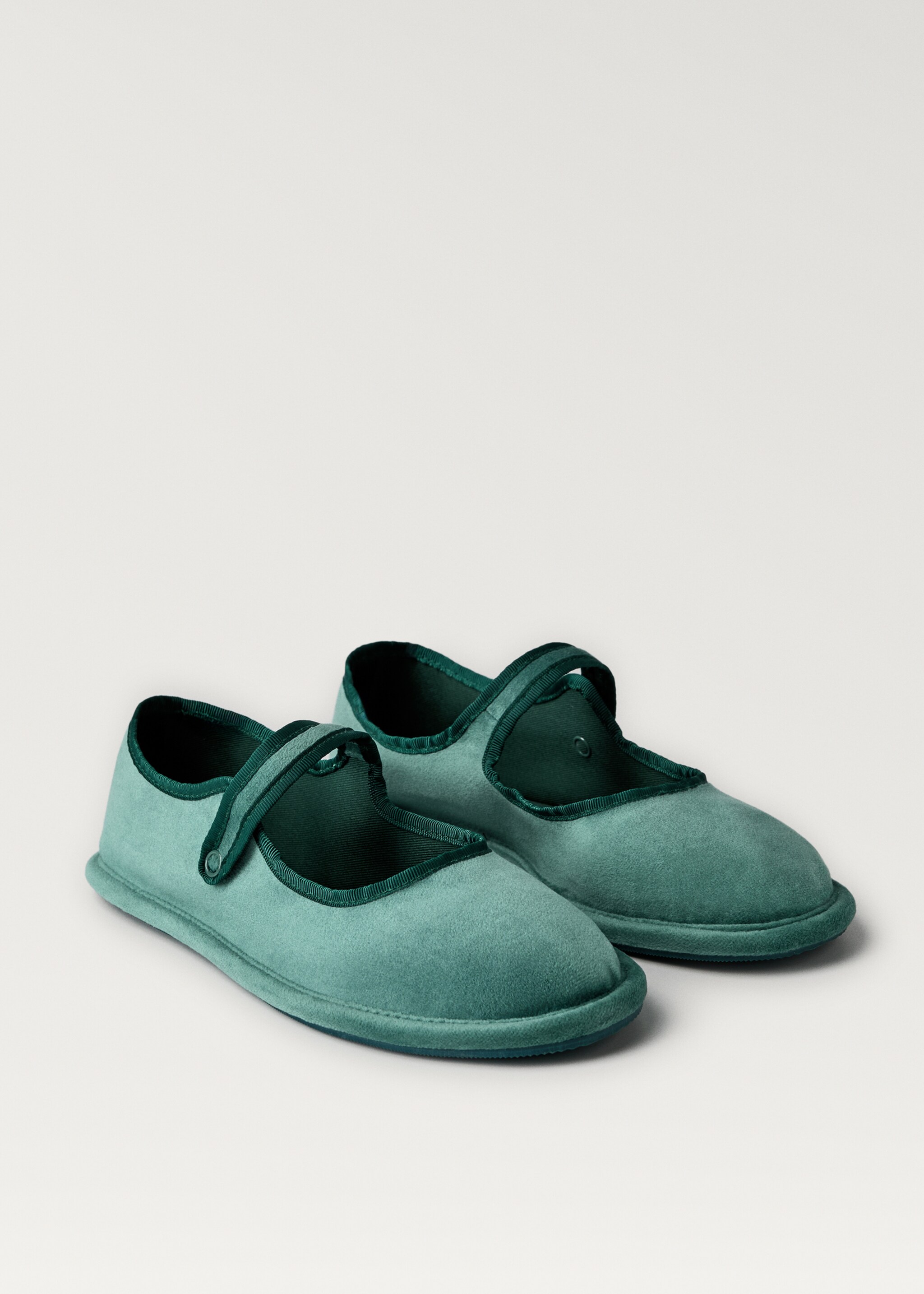 Ballerines en velours détail boucle - Plan moyen, Vert. Ref: 87043653-00.