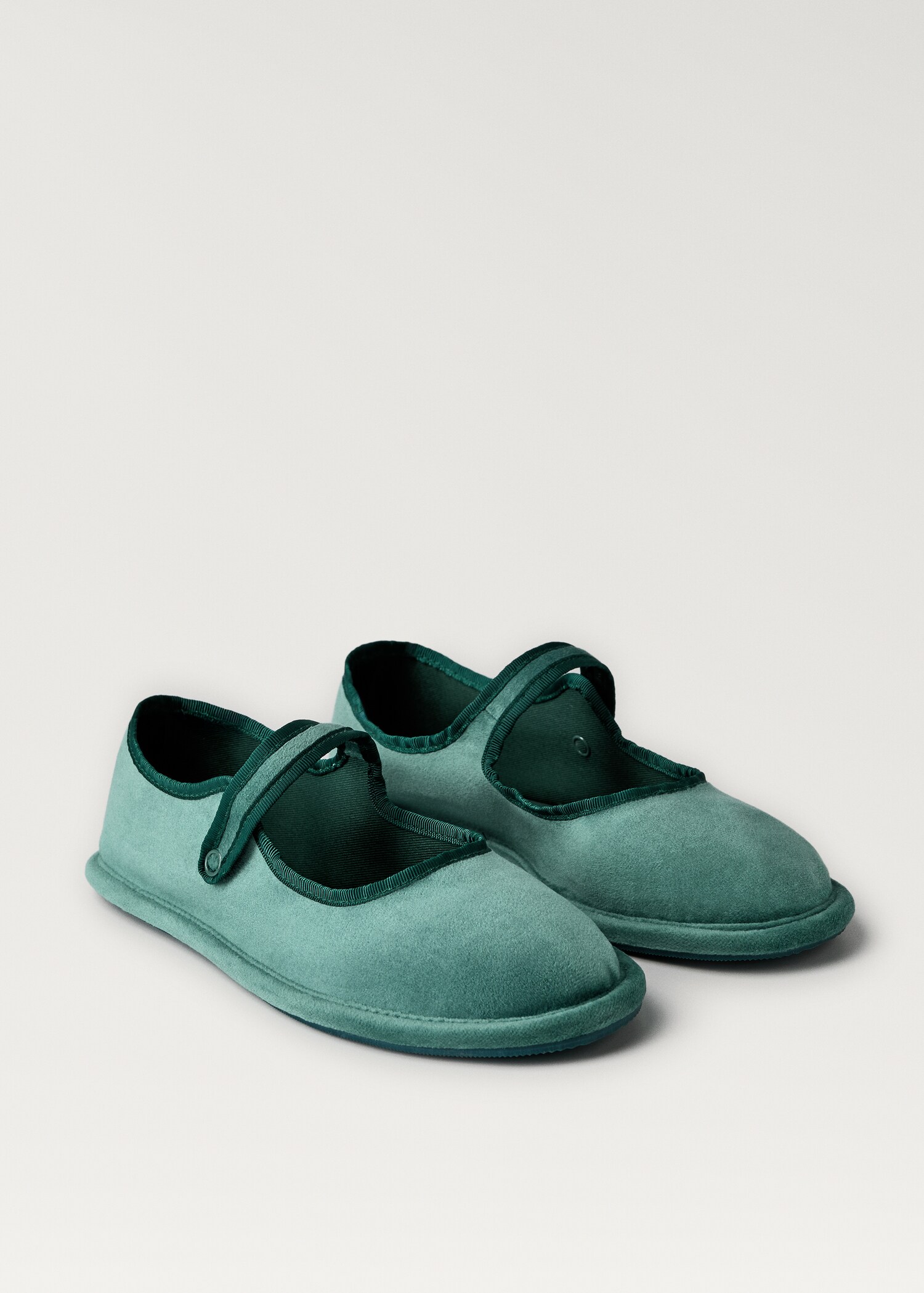 Ballerines en velours détail boucle - Plan moyen