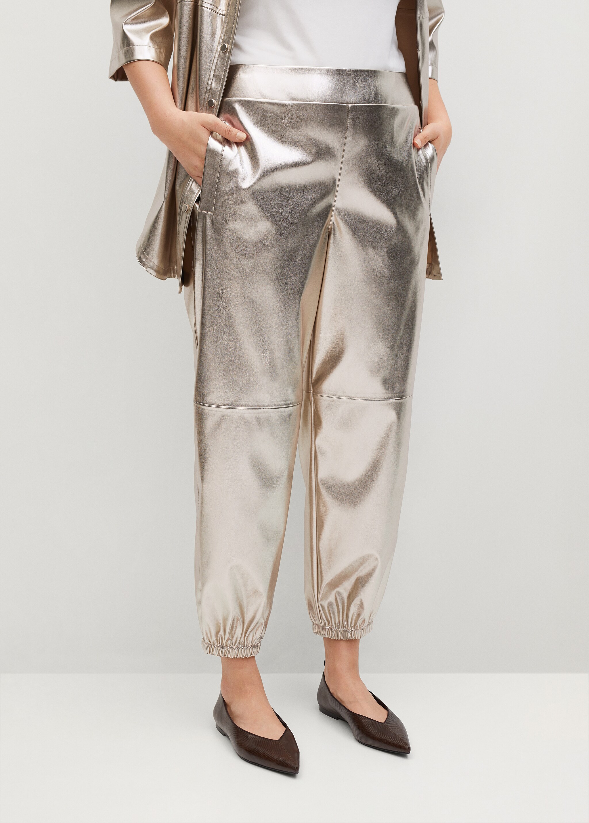 Pantalón jogger acabado metalizado - Plano medio